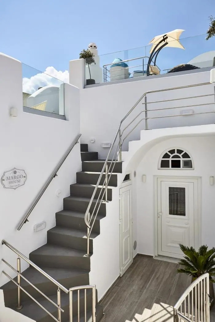 Facade/entrance in Margo Houses