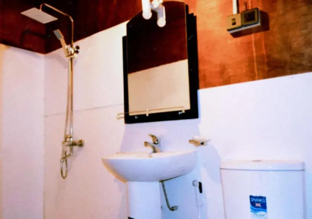 Bathroom in Sinharaja Forest Gate Bathroom in Sinharaja Forest Gate