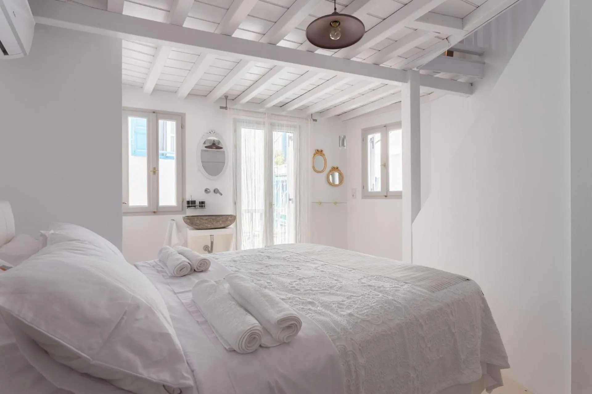 Photo of the whole room, Bed in aníko suites Chora