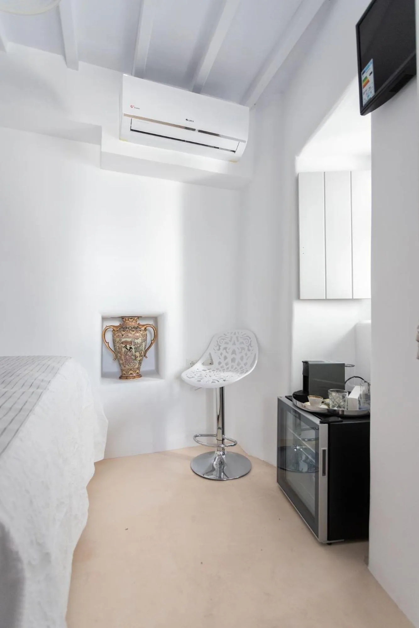 TV and multimedia, Bed in aníko suites Chora