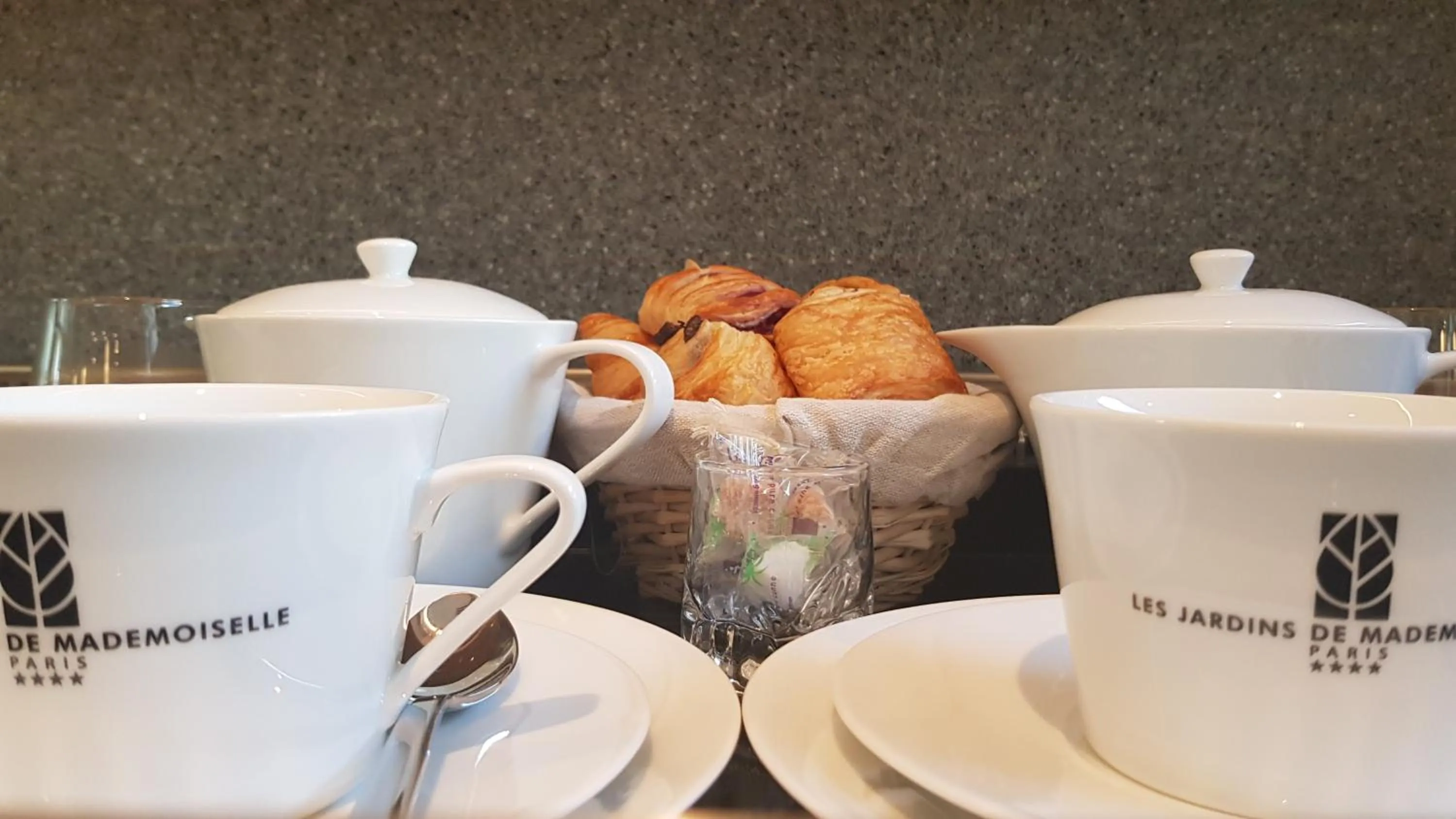 Food and drinks in Jardins de Mademoiselle Hôtel & Spa