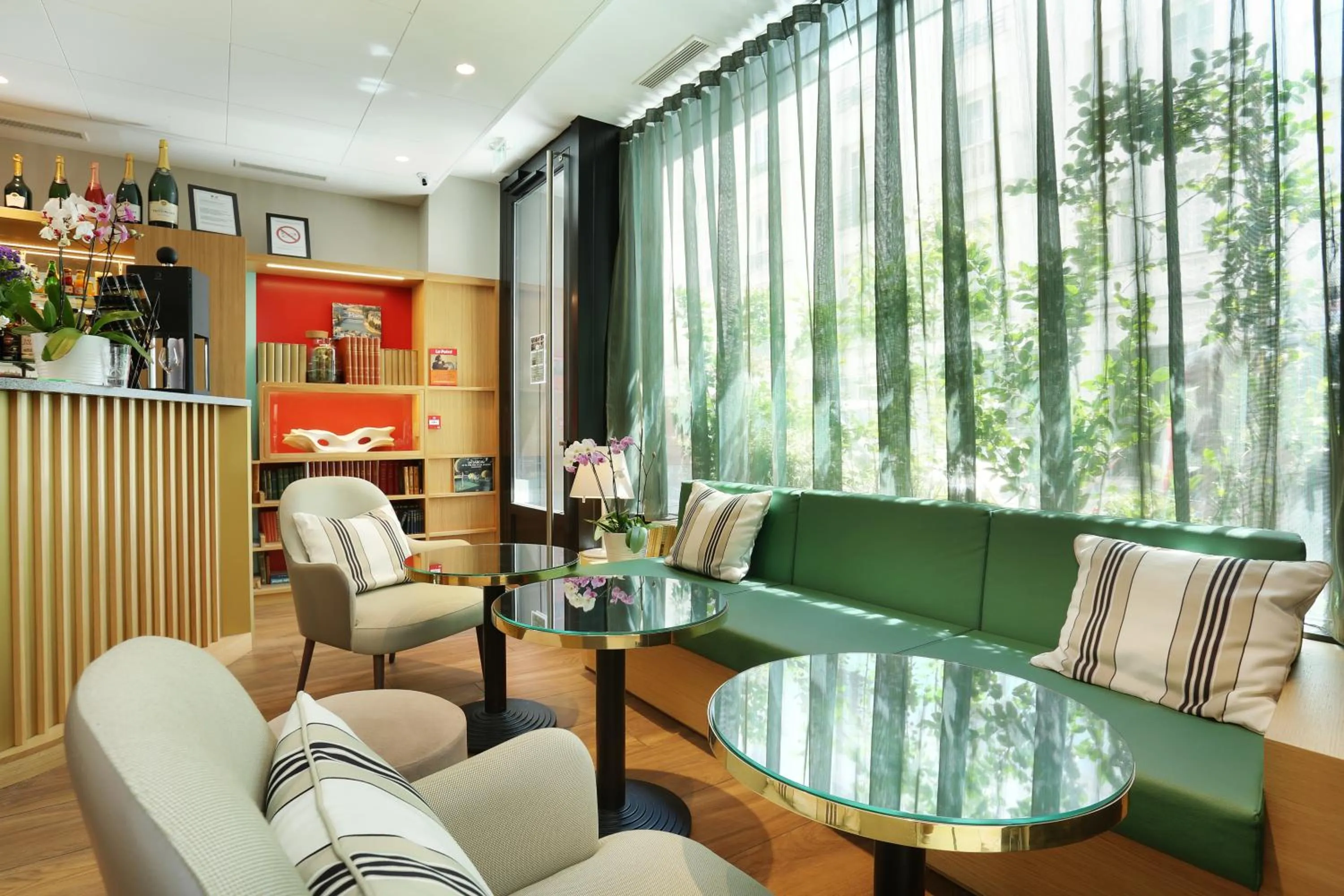 Lounge or bar in Jardins de Mademoiselle Hôtel & Spa