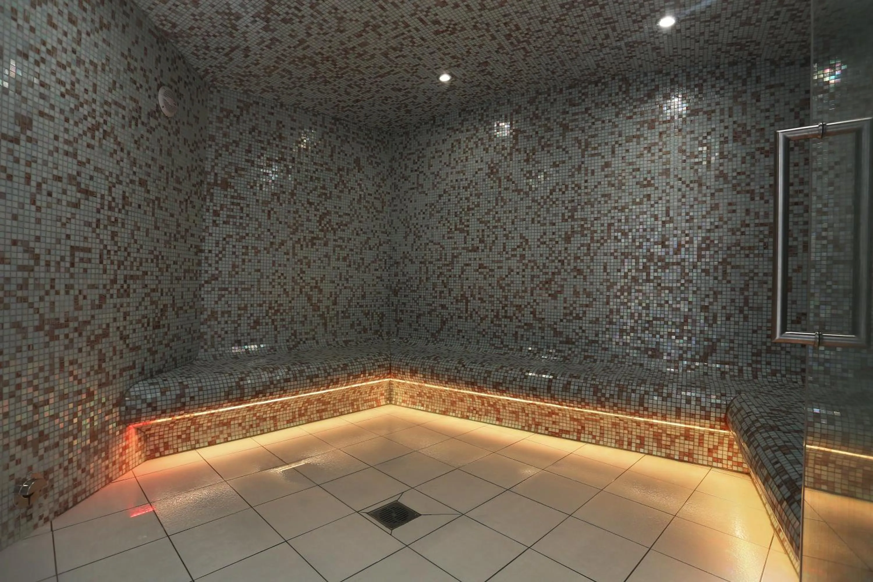 Steam room in Jardins de Mademoiselle Hôtel & Spa