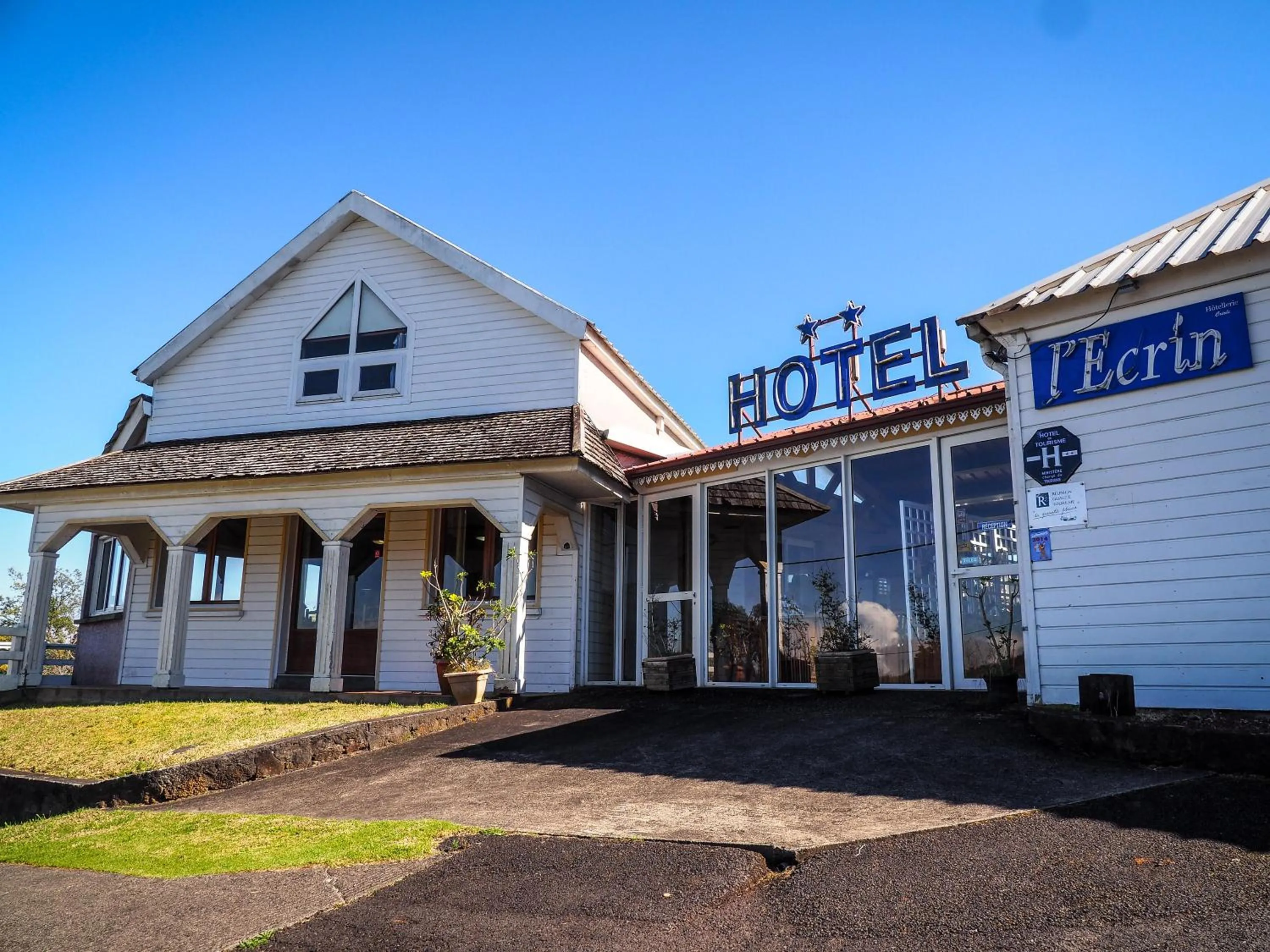 Facade/entrance in Hôtel L'Ecrin