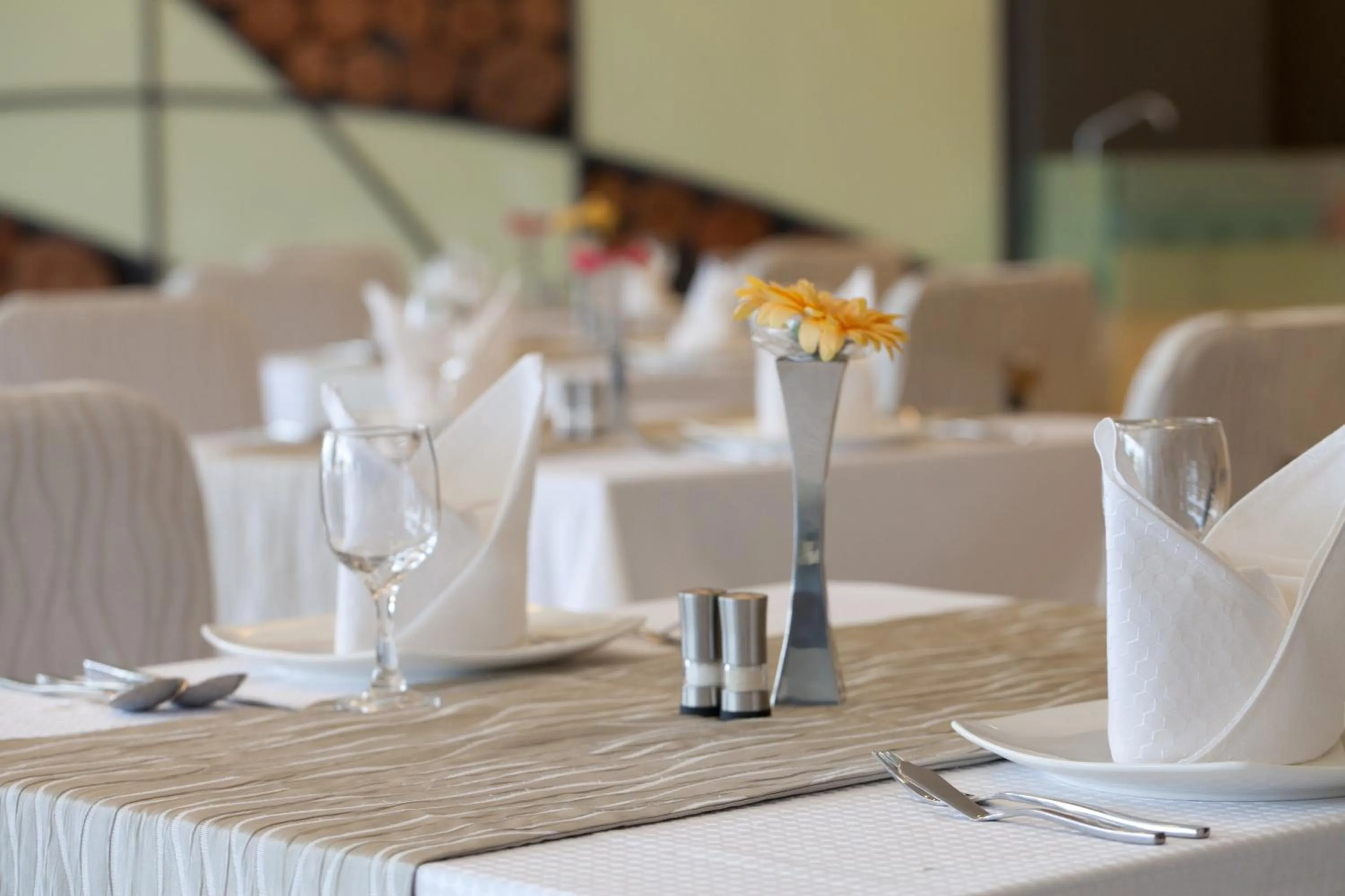 Restaurant/places to eat in Pine Tree Hotel