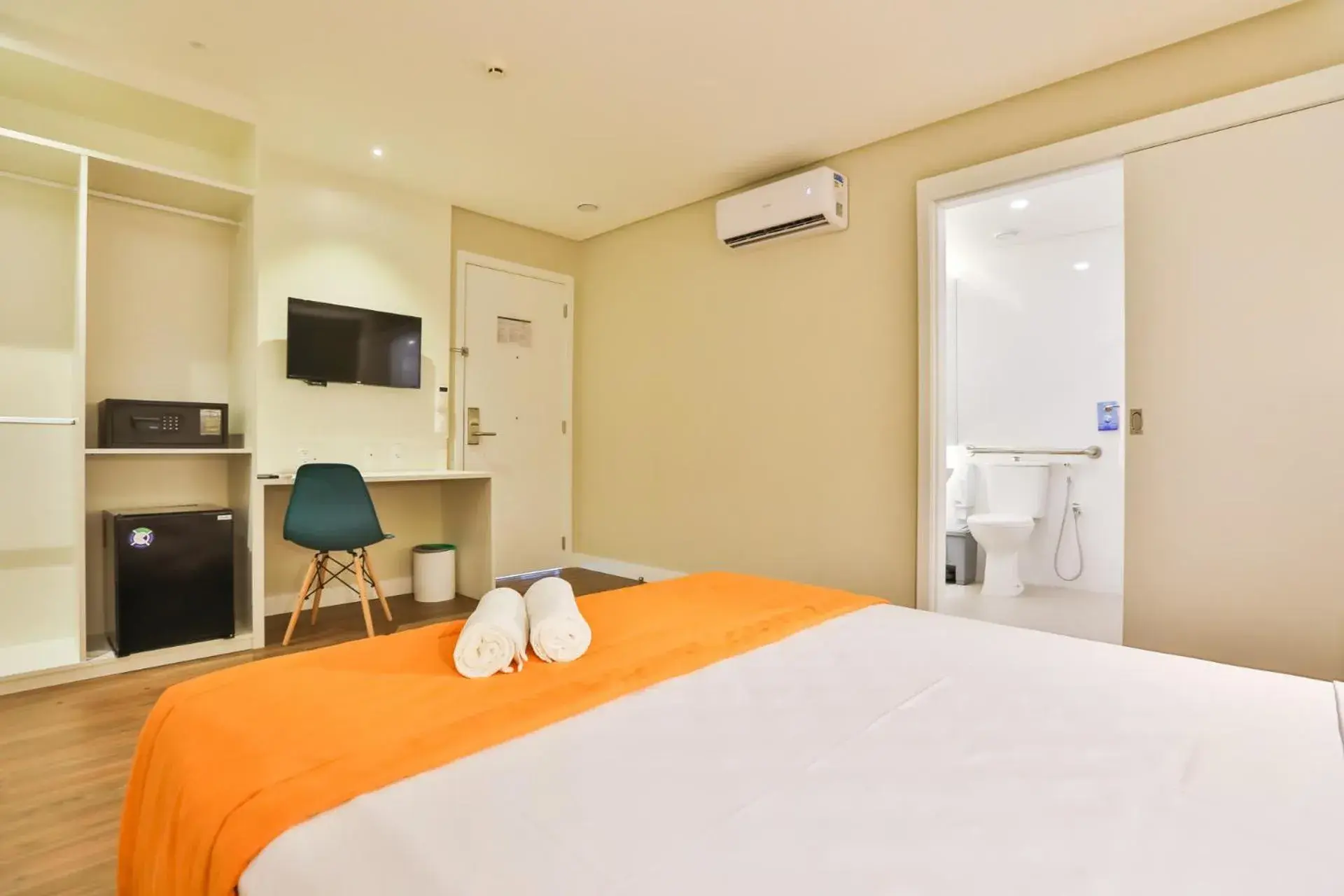 Toilet, Bed in Go Inn Serra Toilet, Bed in Go Inn Serra