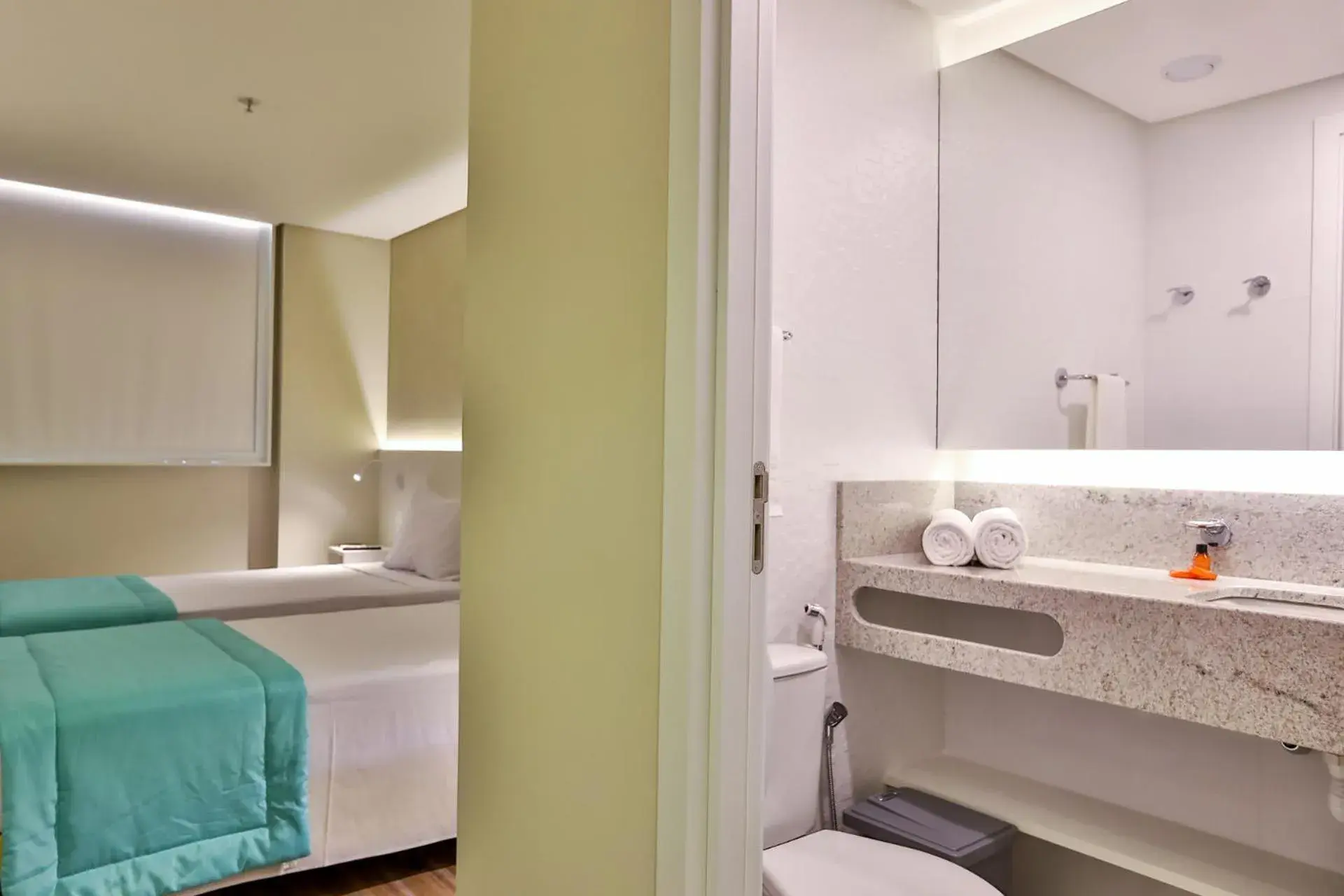 Bathroom, Bed in Go Inn Serra Bathroom, Bed in Go Inn Serra