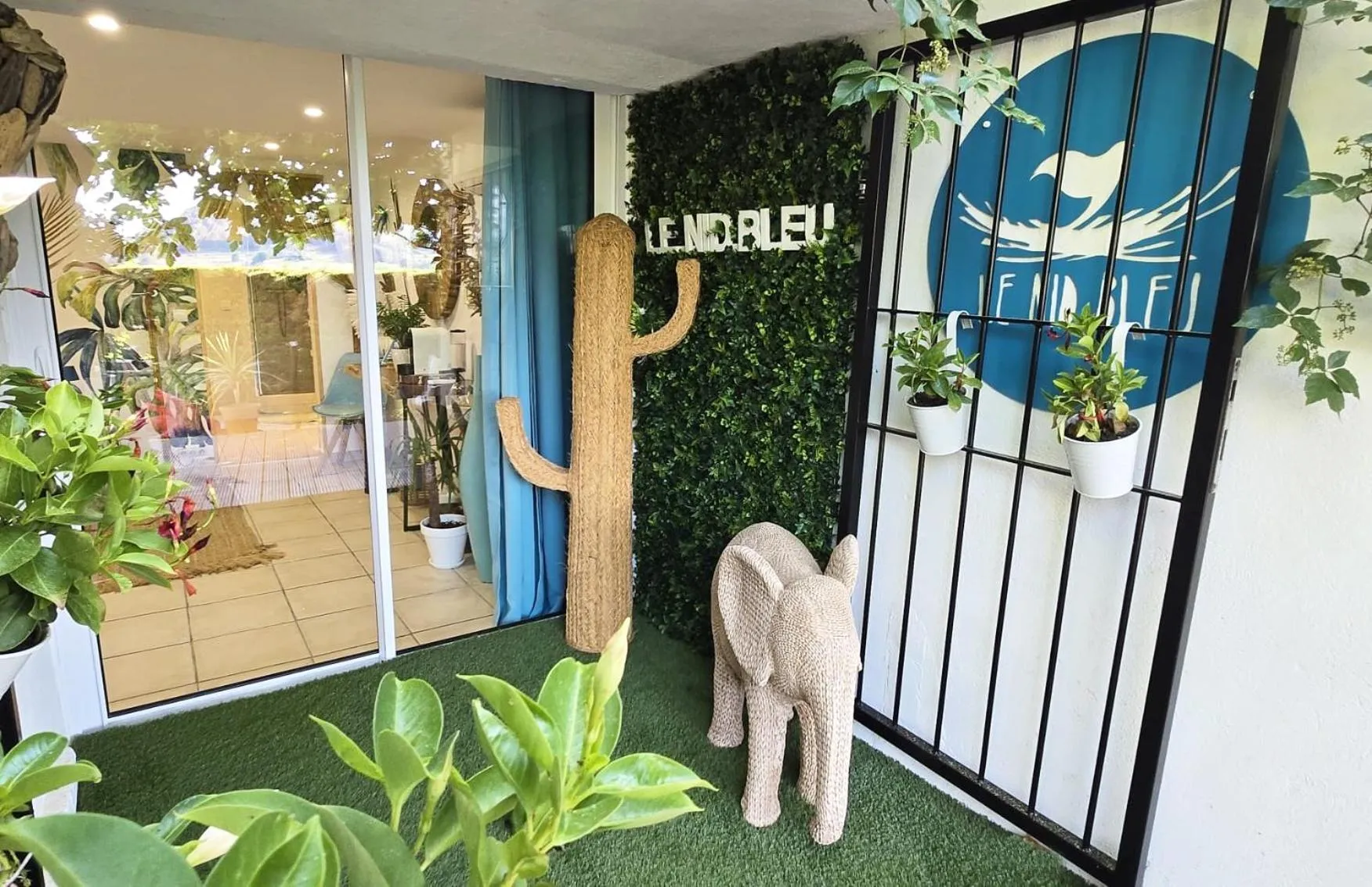 Garden view in Le Nid Bleu