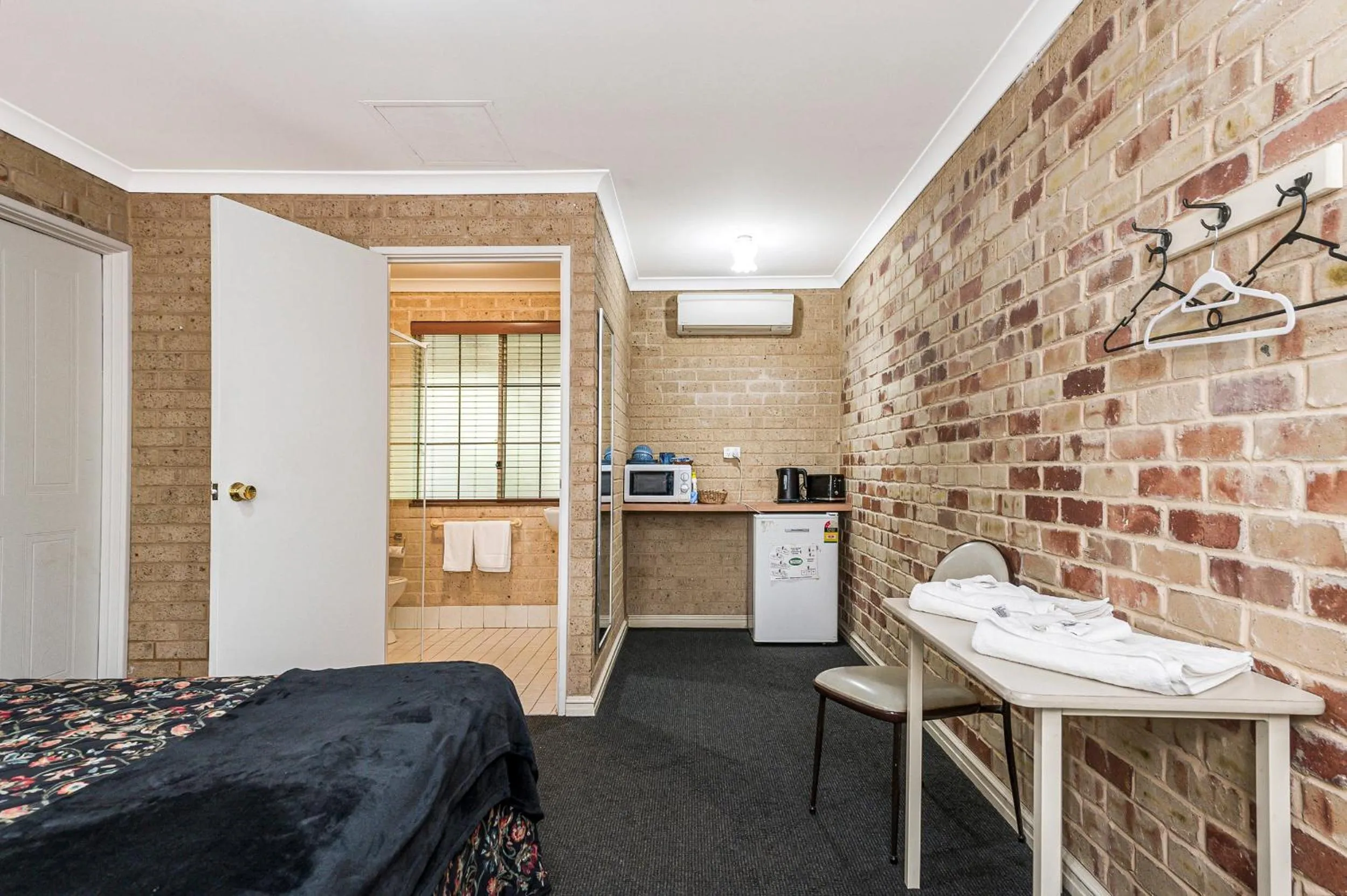 Kitchen or kitchenette, Bed in Travellers Rest Motel