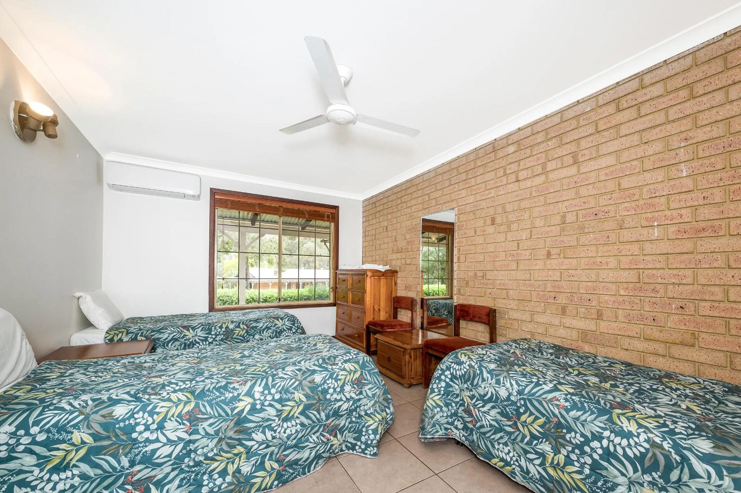 Bedroom, Bed in Travellers Rest Motel