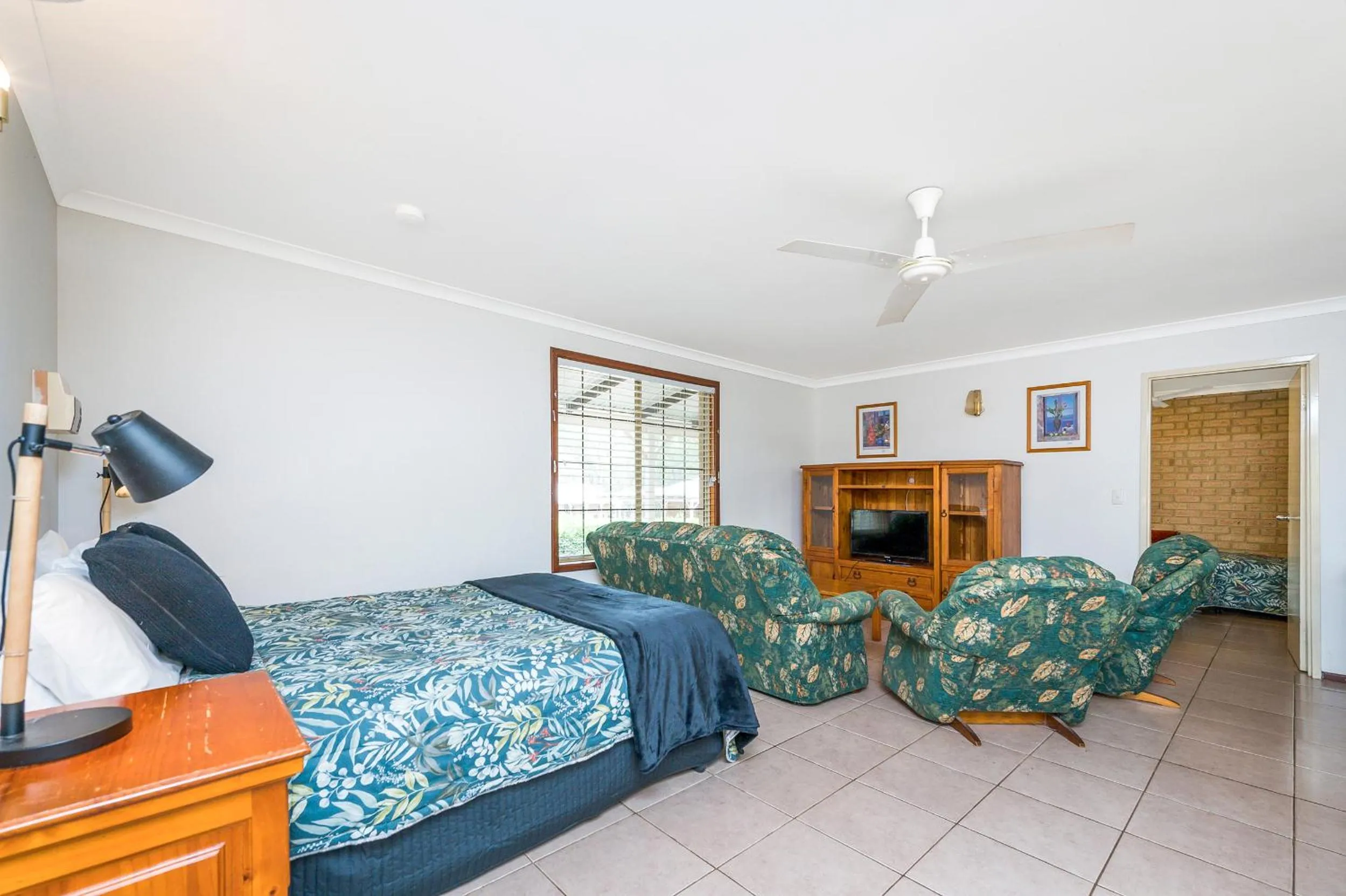 Bed in Travellers Rest Motel