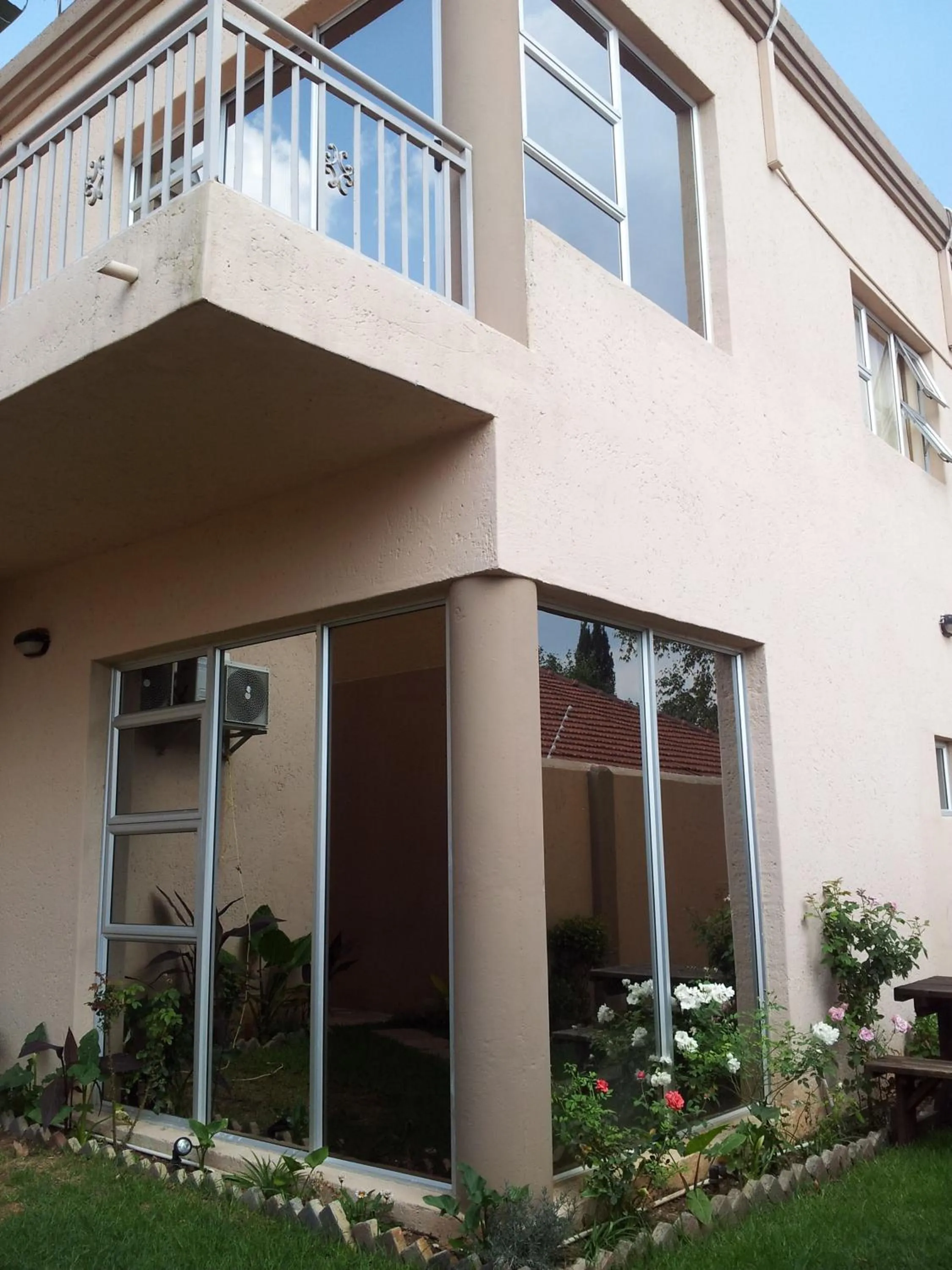 Facade/entrance in Houghton Guest House