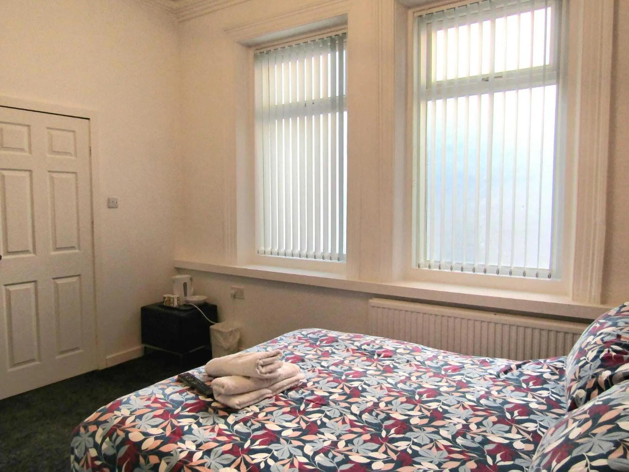 Bedroom, Bed in Belroy Hotel