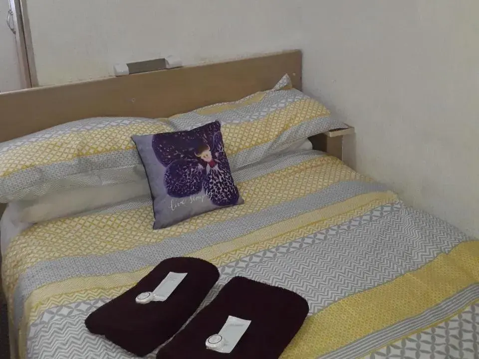 Bedroom, Bed in Belroy Hotel Bedroom, Bed in Belroy Hotel