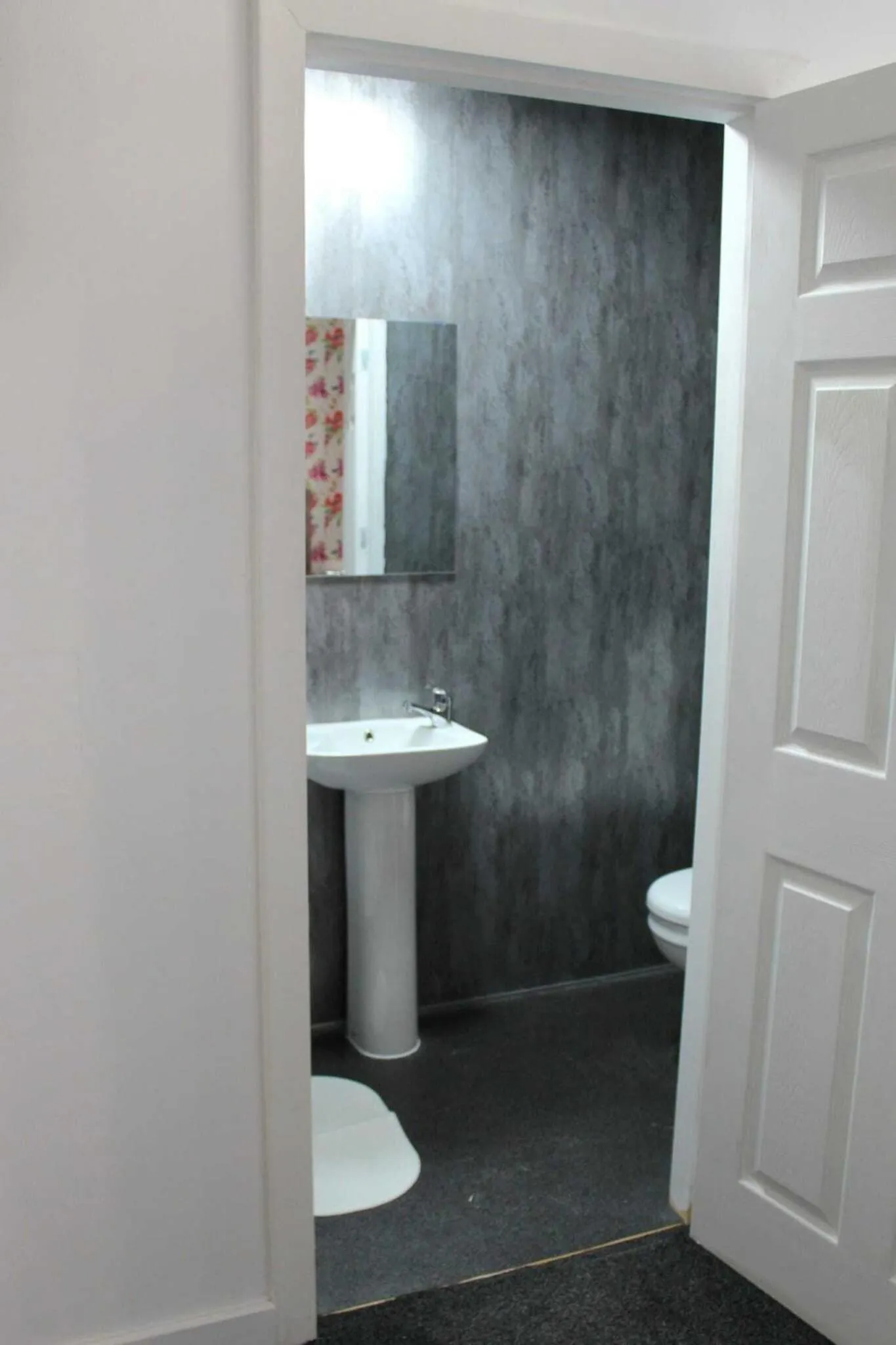 Bathroom in Belroy Hotel