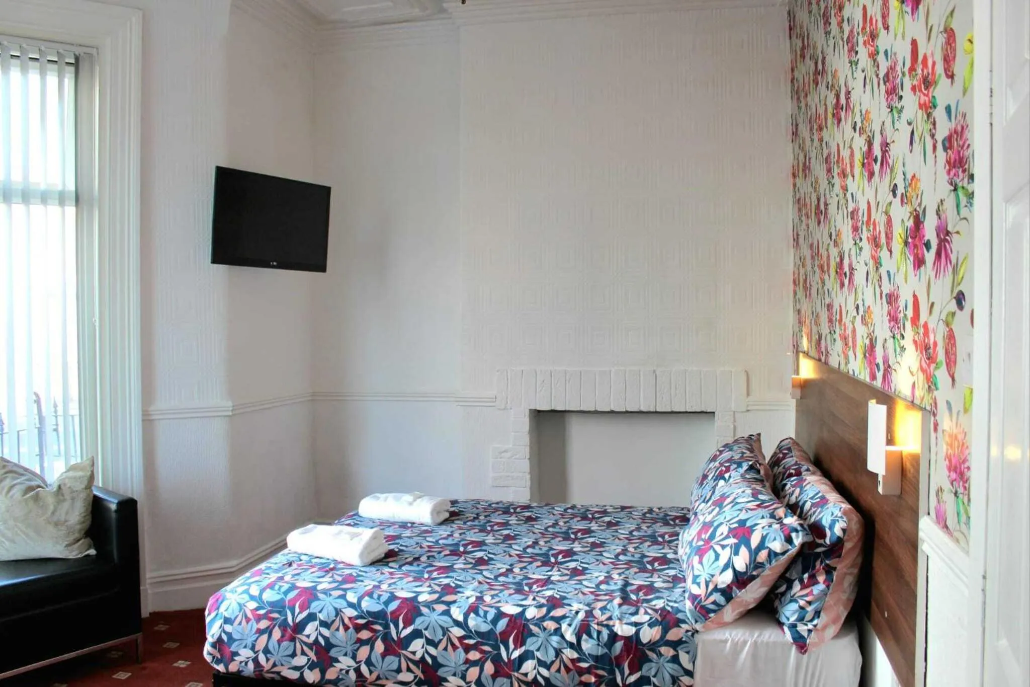 Bedroom, Bed in Belroy Hotel