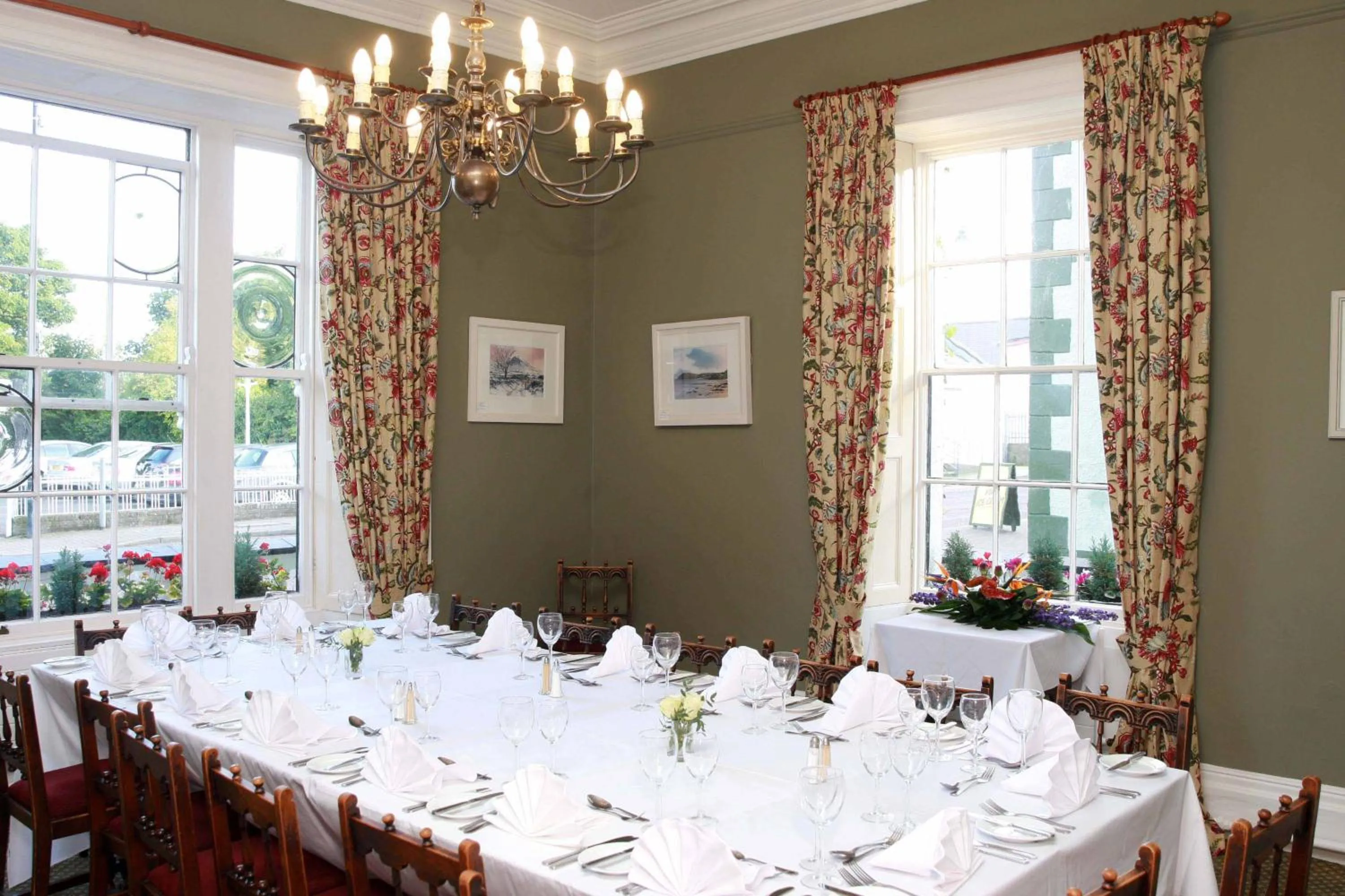 Restaurant/places to eat in Londonderry Arms Hotel