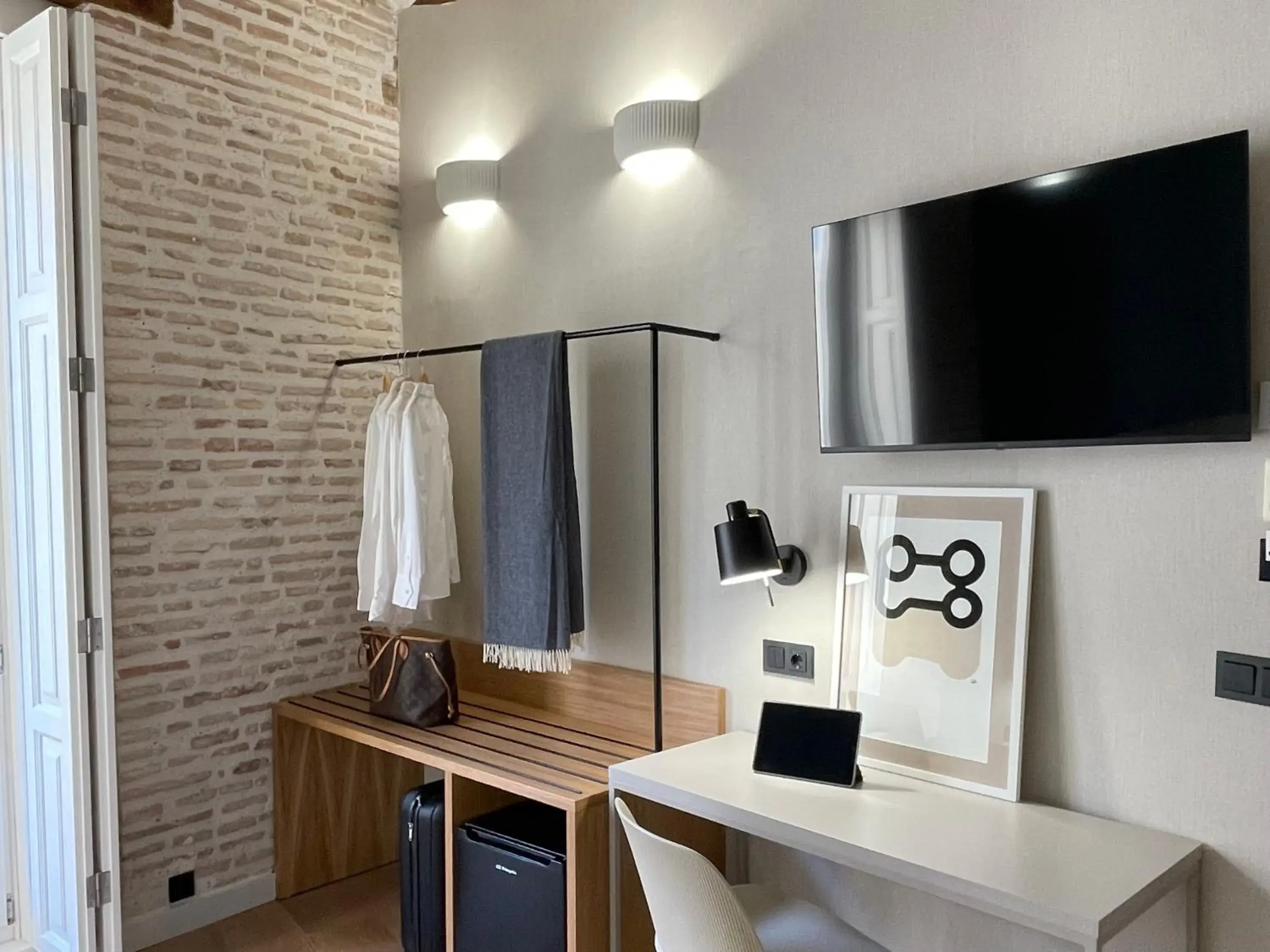 Deluxe Double Room with Balcony in Cosy Rooms Embajador Deluxe Double Room with Balcony in Cosy Rooms Embajador