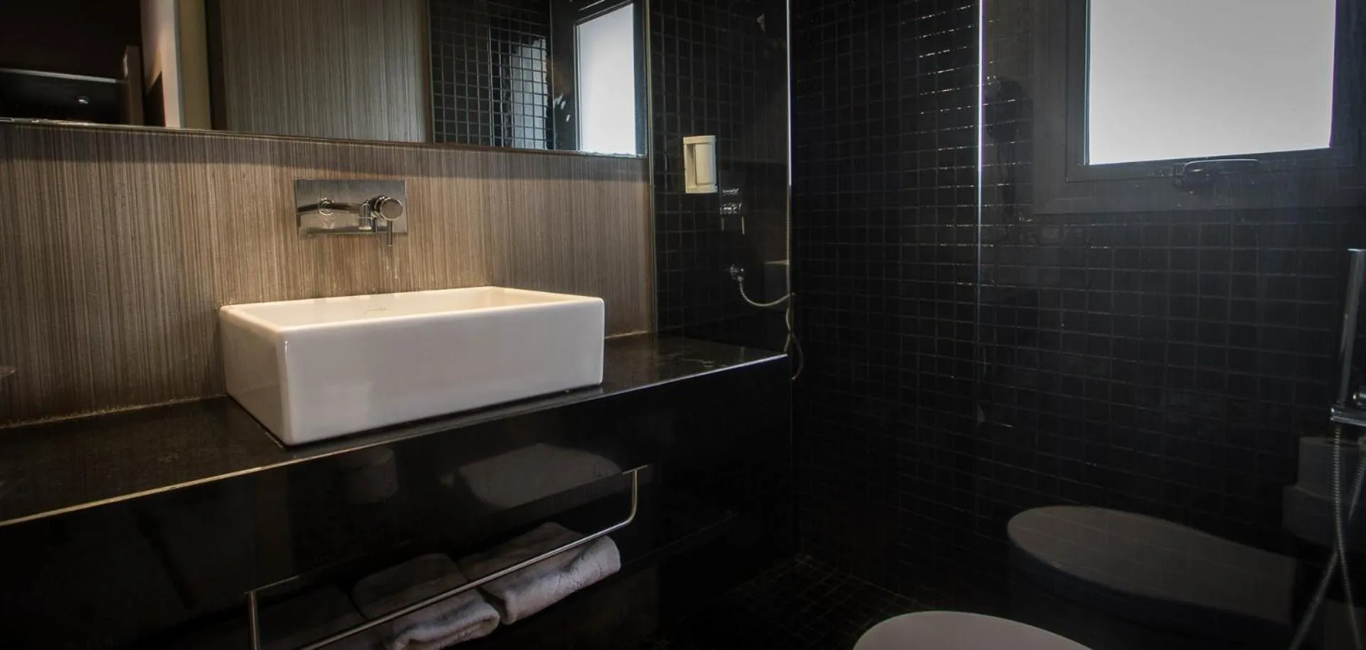 Shower in Cosy Rooms Embajador