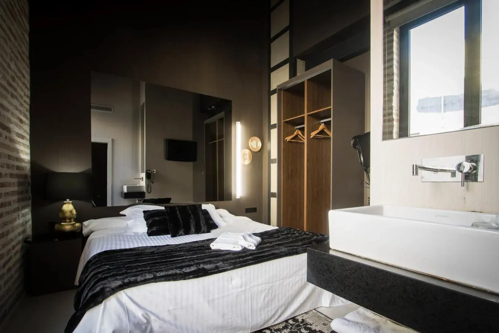Double Room in Cosy Rooms Embajador Double Room in Cosy Rooms Embajador