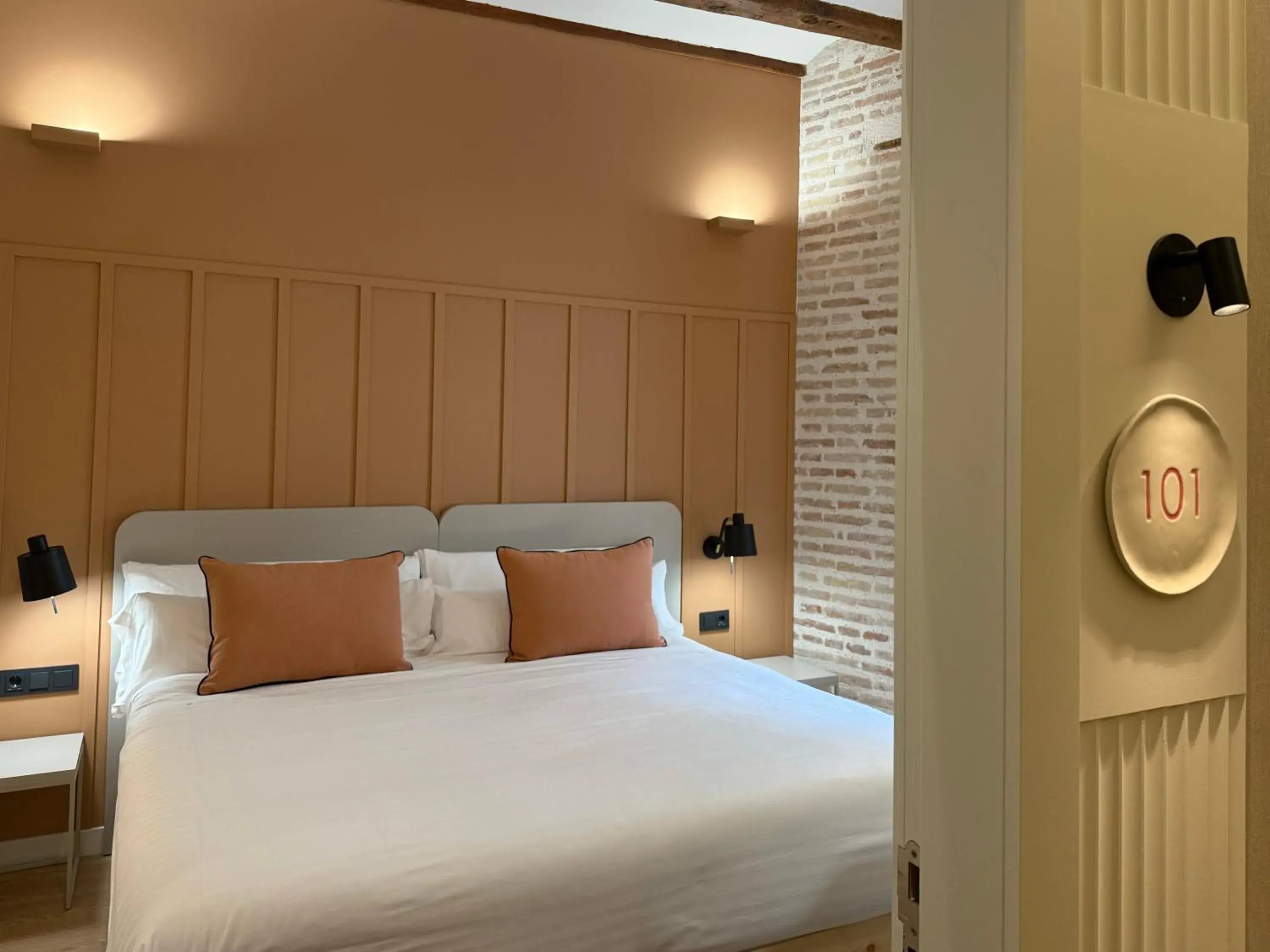 Deluxe Double Room with Balcony in Cosy Rooms Embajador Deluxe Double Room with Balcony in Cosy Rooms Embajador