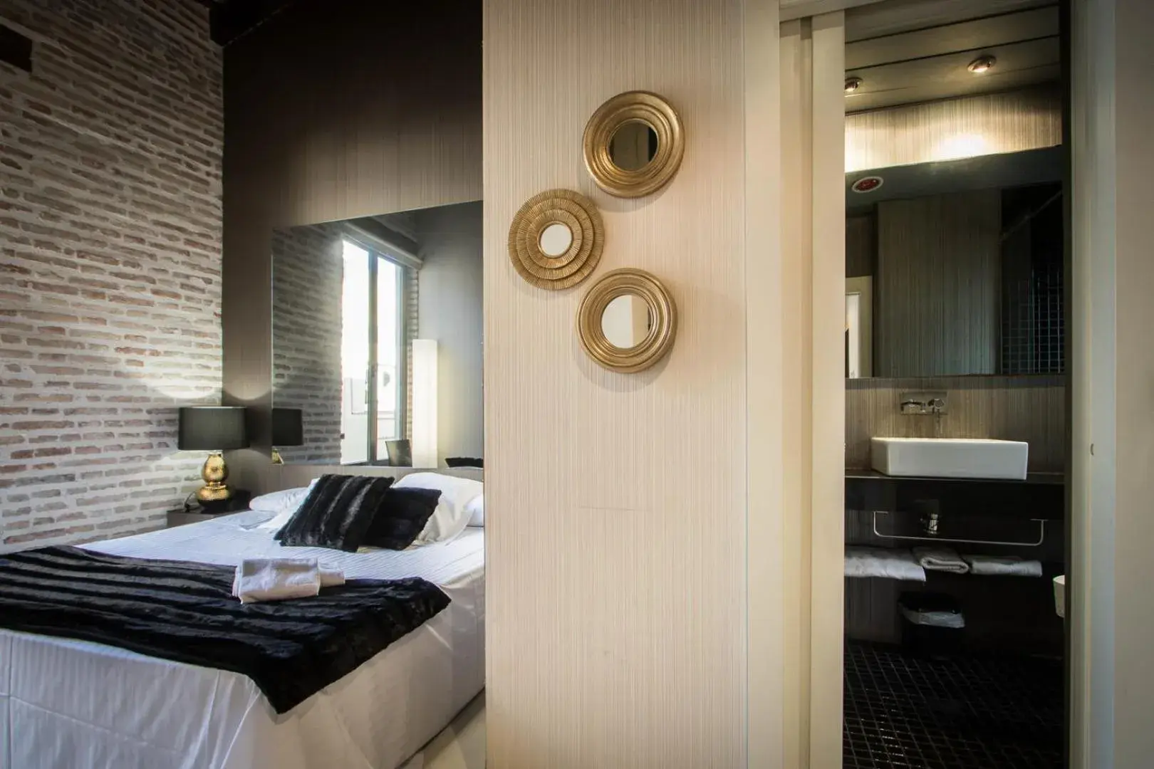 Double Room in Cosy Rooms Embajador Double Room in Cosy Rooms Embajador