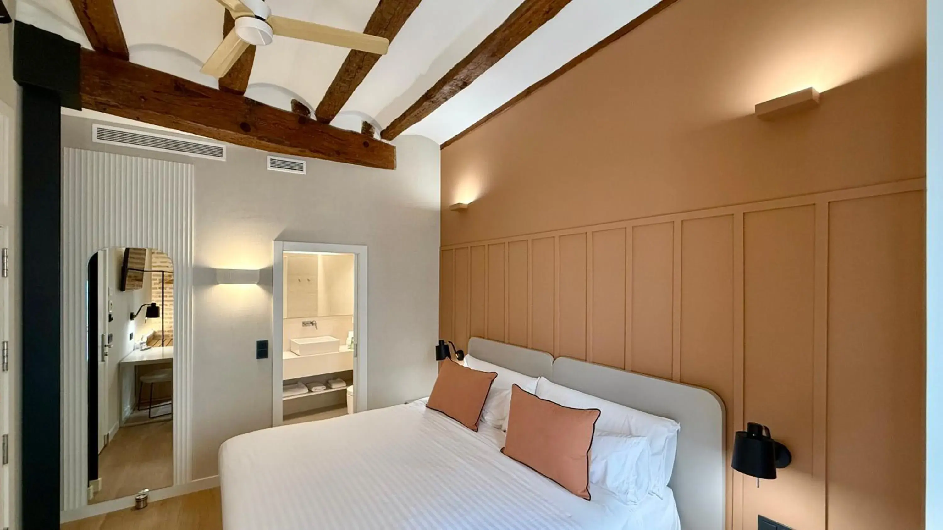 Deluxe Double Room with Balcony in Cosy Rooms Embajador Deluxe Double Room with Balcony in Cosy Rooms Embajador