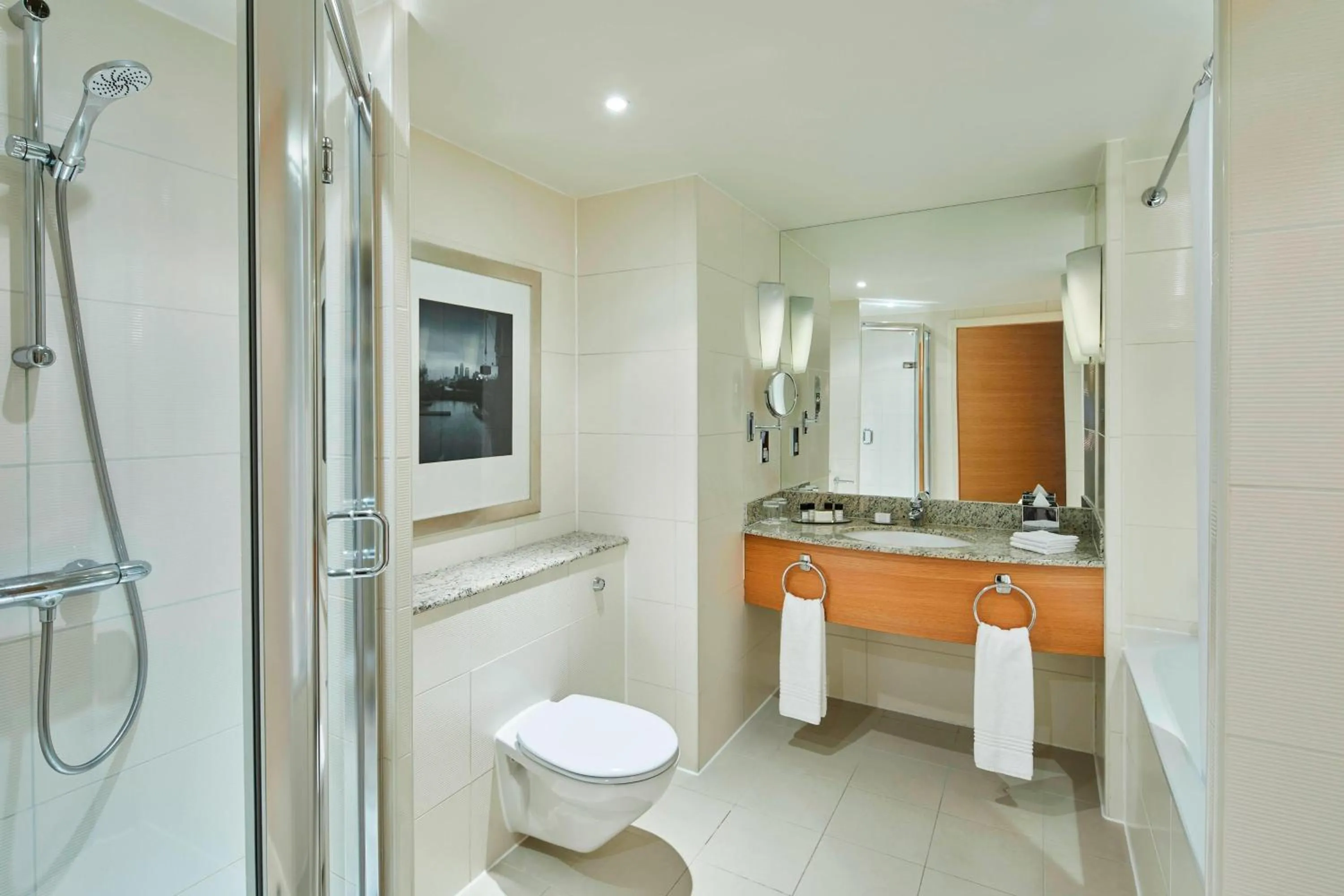Bathroom in London Marriott Hotel Canary Wharf