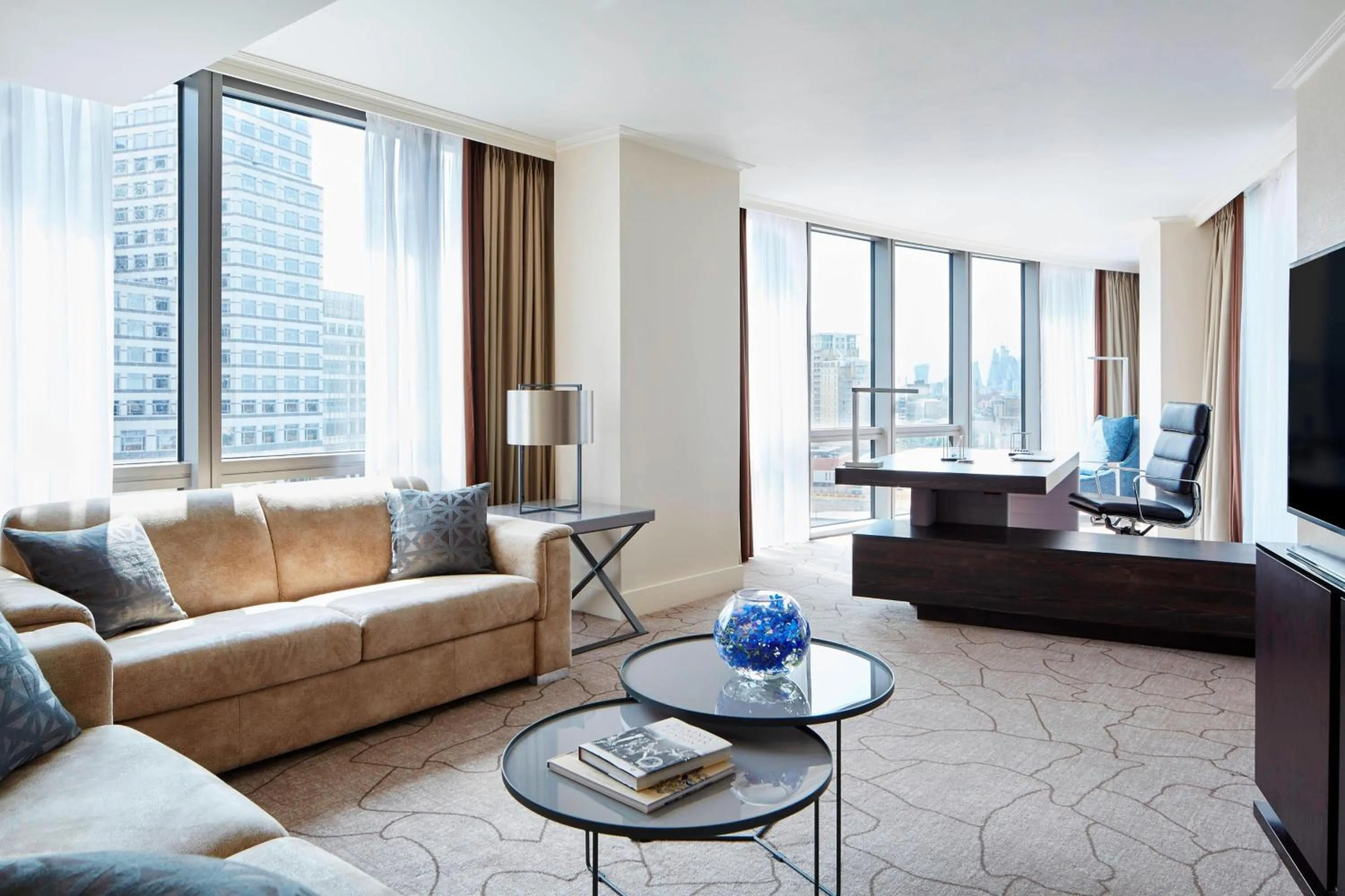 Living room in London Marriott Hotel Canary Wharf
