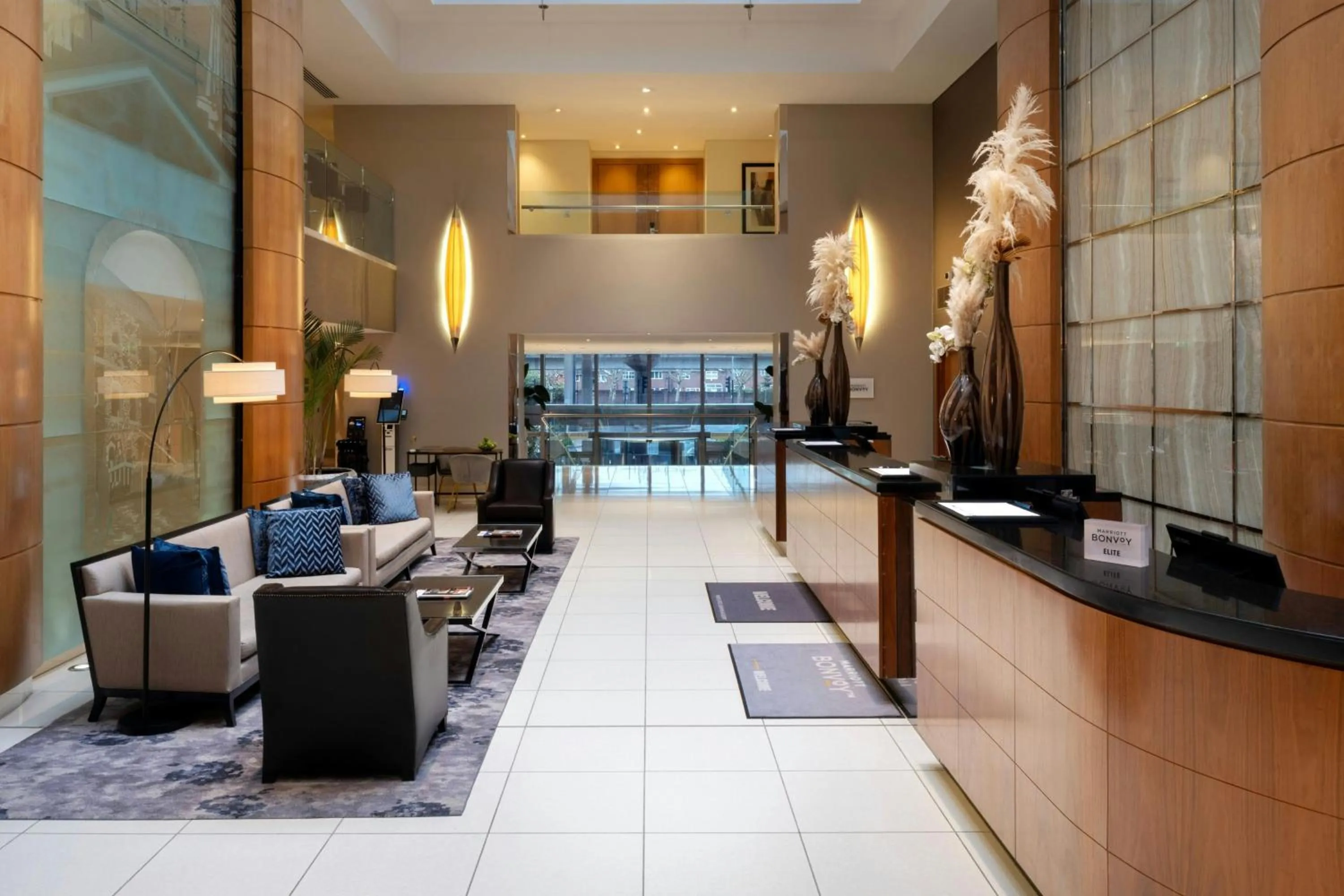 Lobby or reception in London Marriott Hotel Canary Wharf