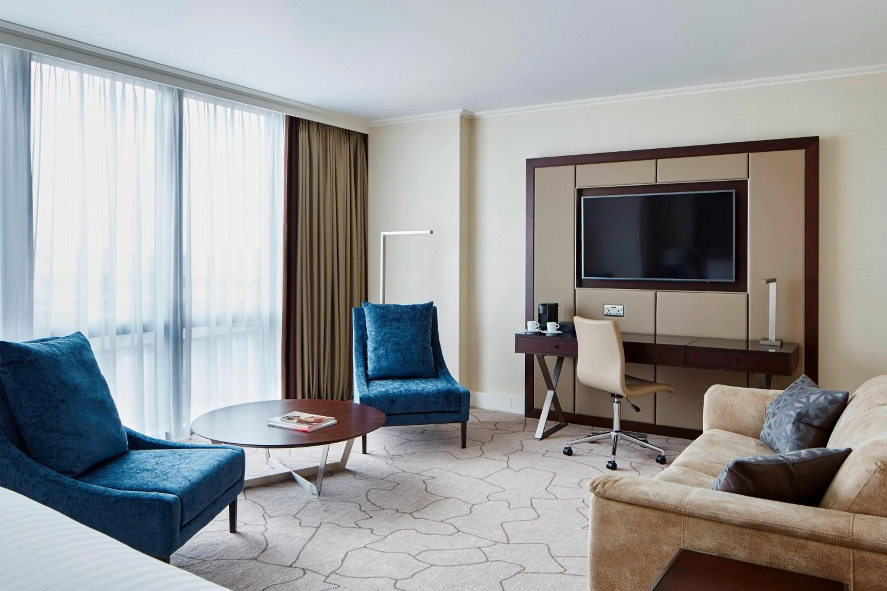 Photo of the whole room in London Marriott Hotel Canary Wharf