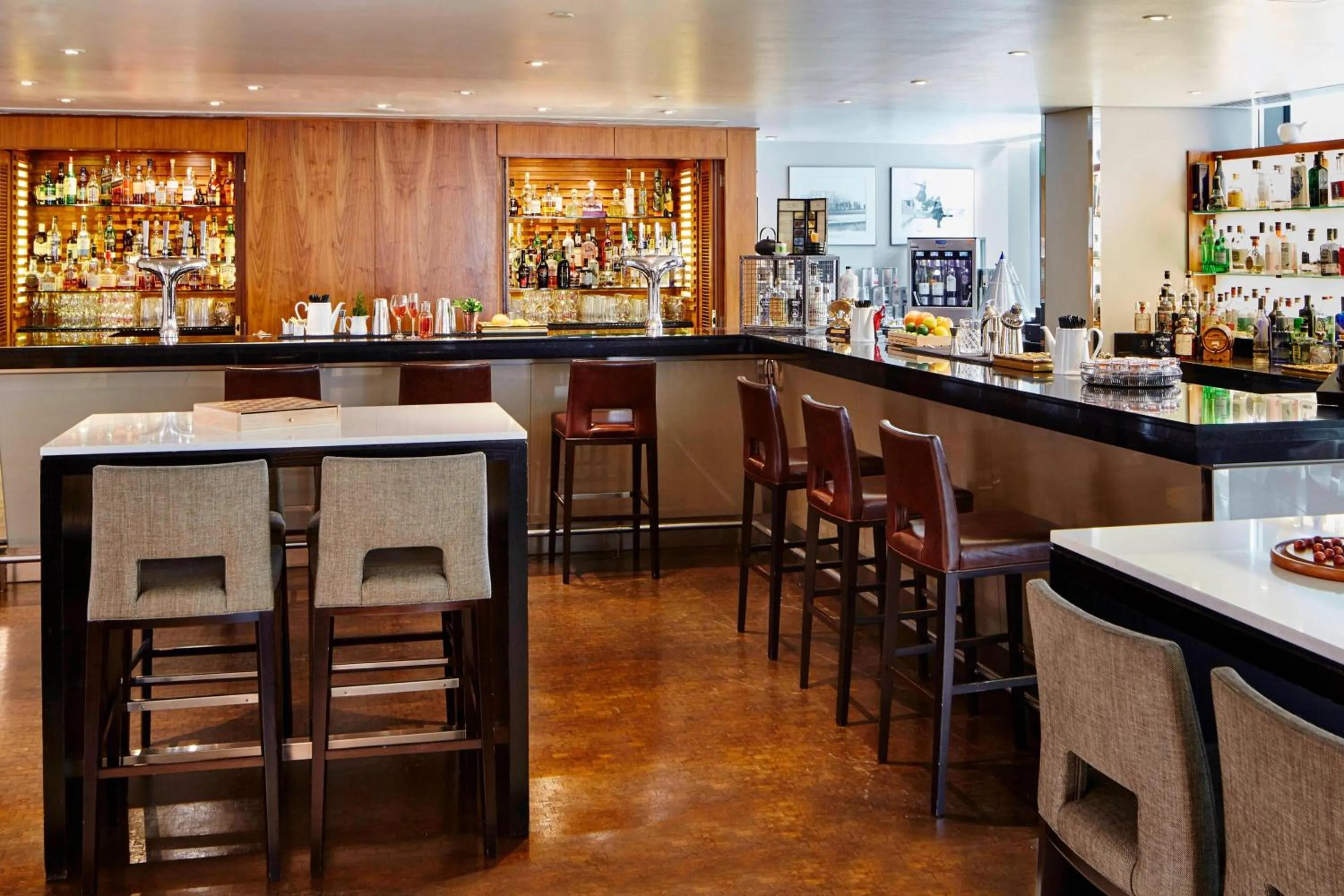 Lounge or bar in London Marriott Hotel Canary Wharf