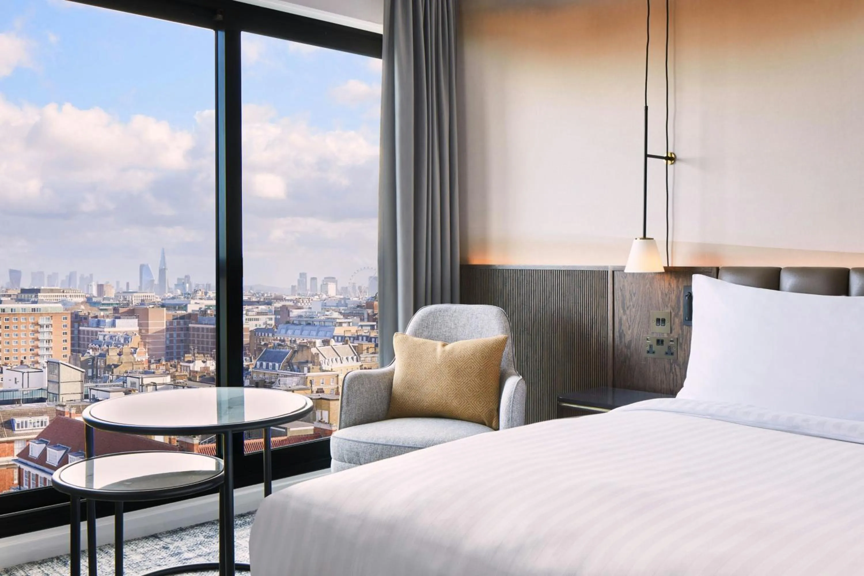 Photo of the whole room, Bed in London Marriott Hotel Marble Arch