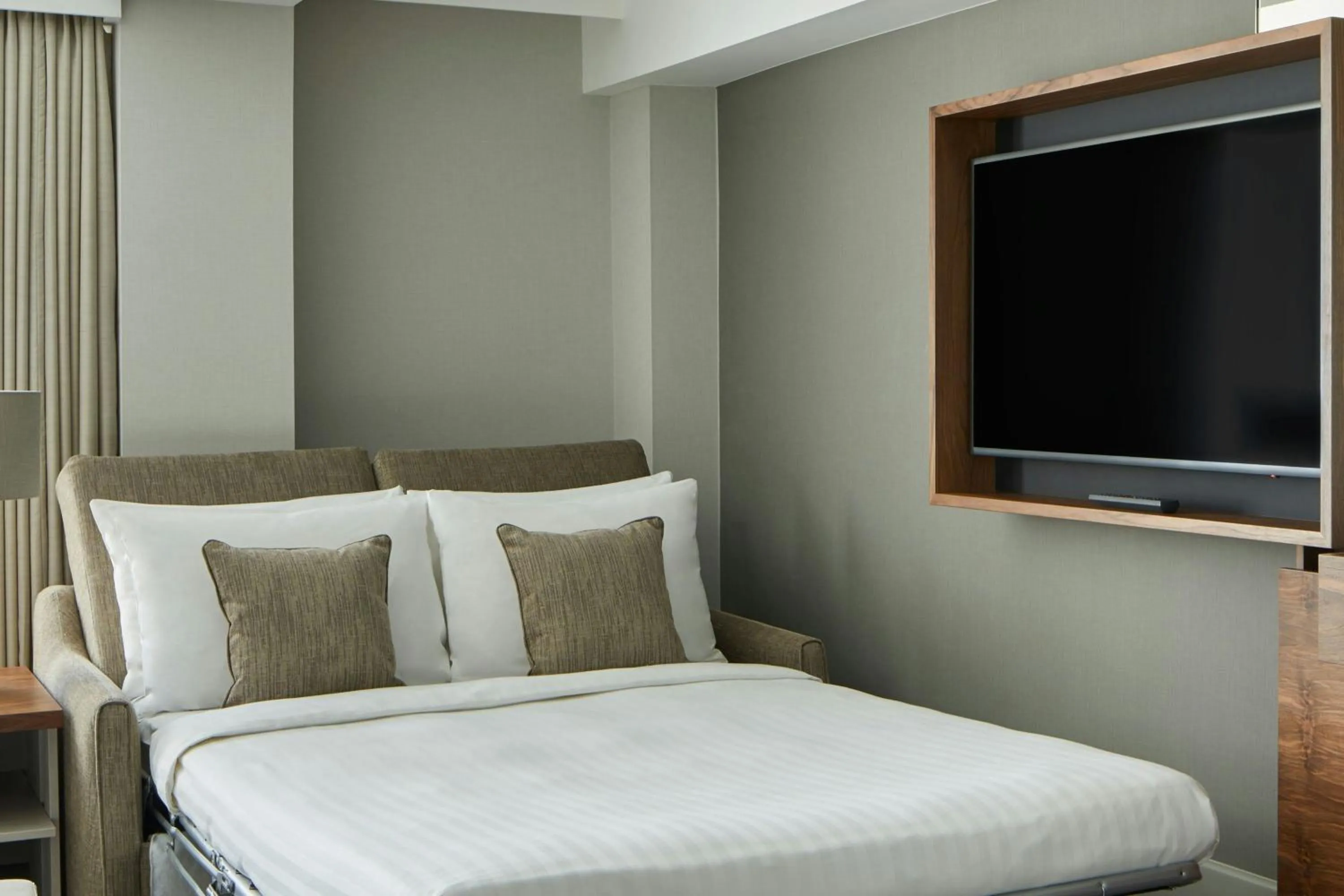 Photo of the whole room, Bed in London Marriott Hotel Marble Arch