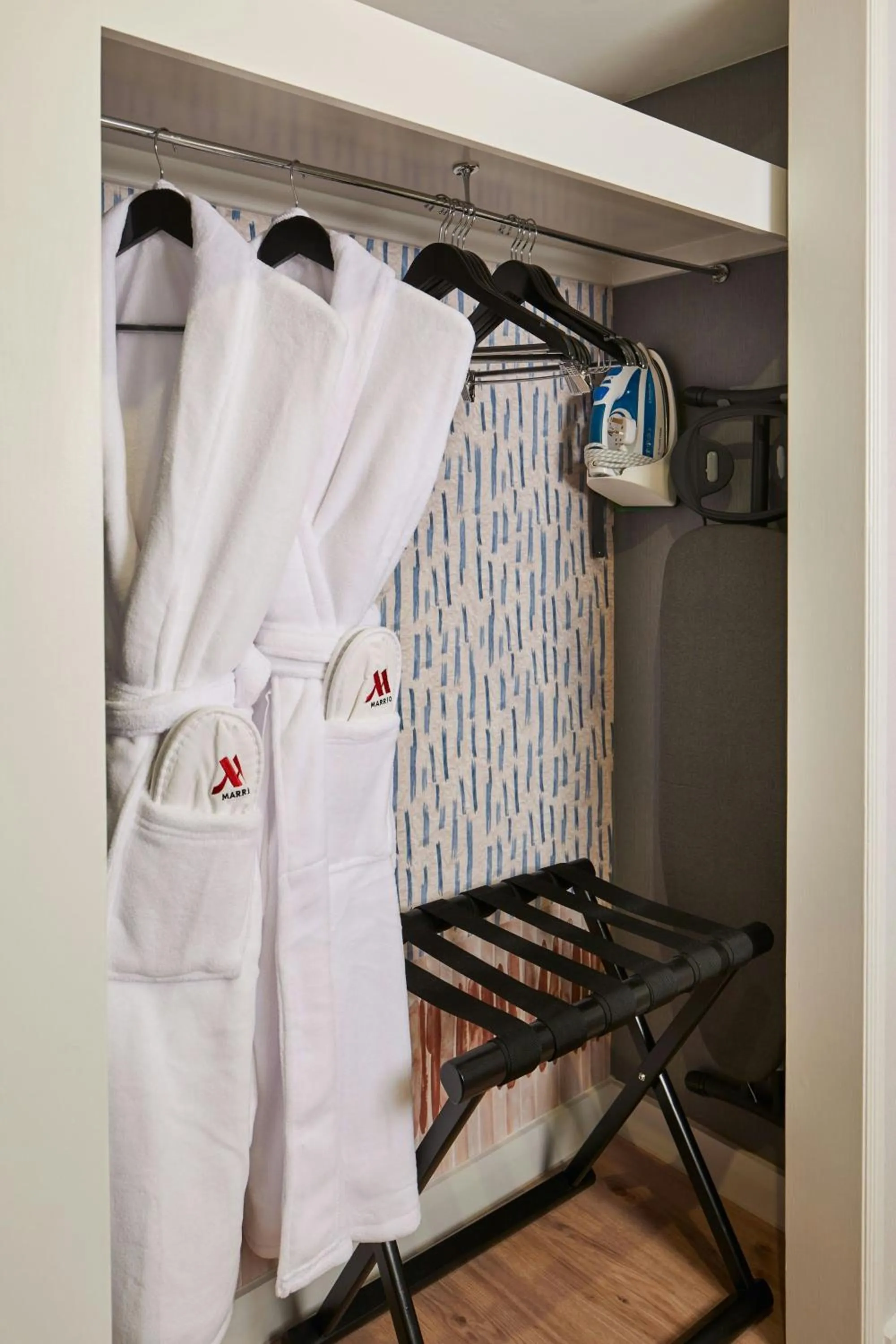 Photo of the whole room in London Marriott Hotel Marble Arch