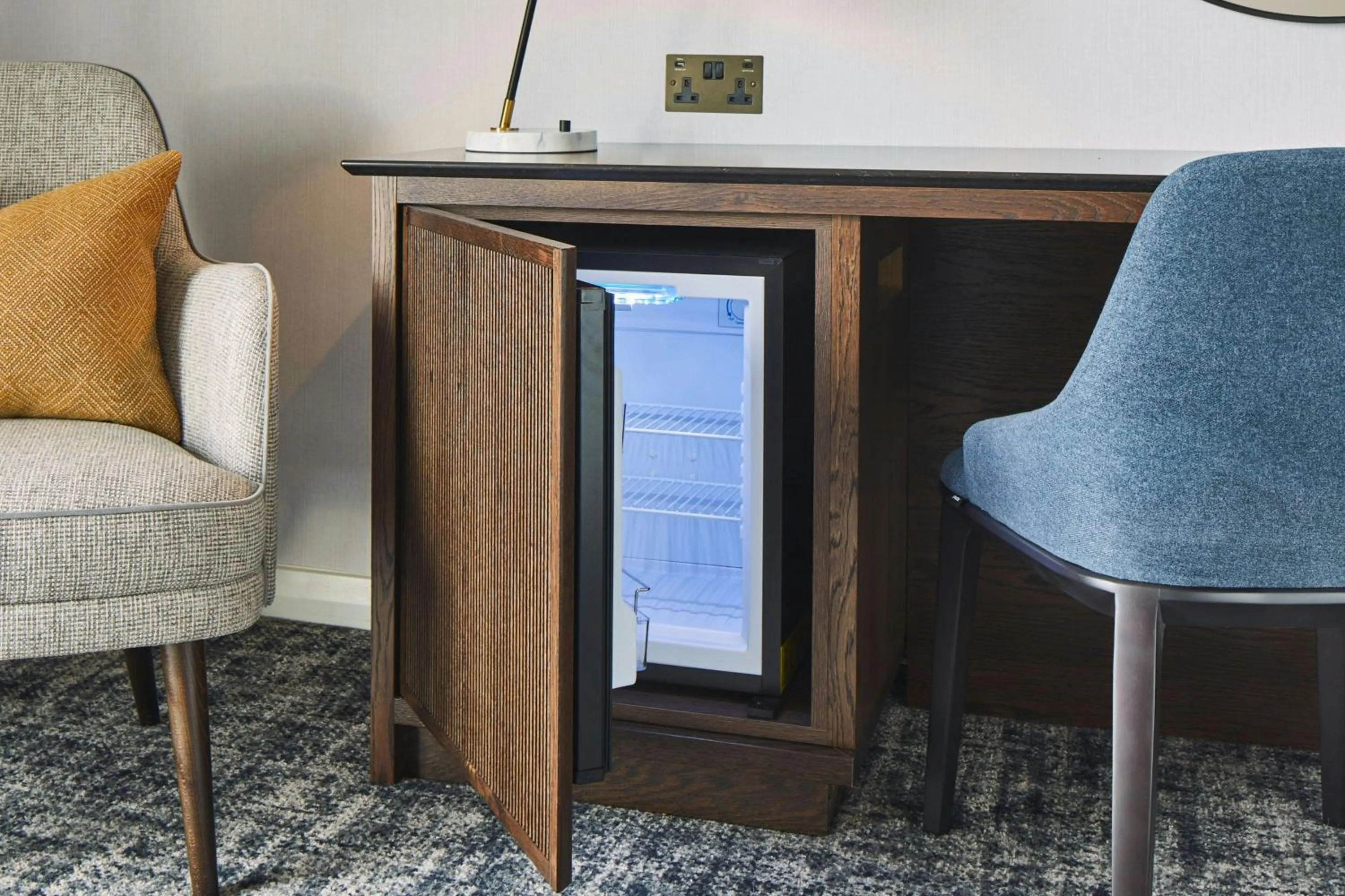 Photo of the whole room in London Marriott Hotel Marble Arch