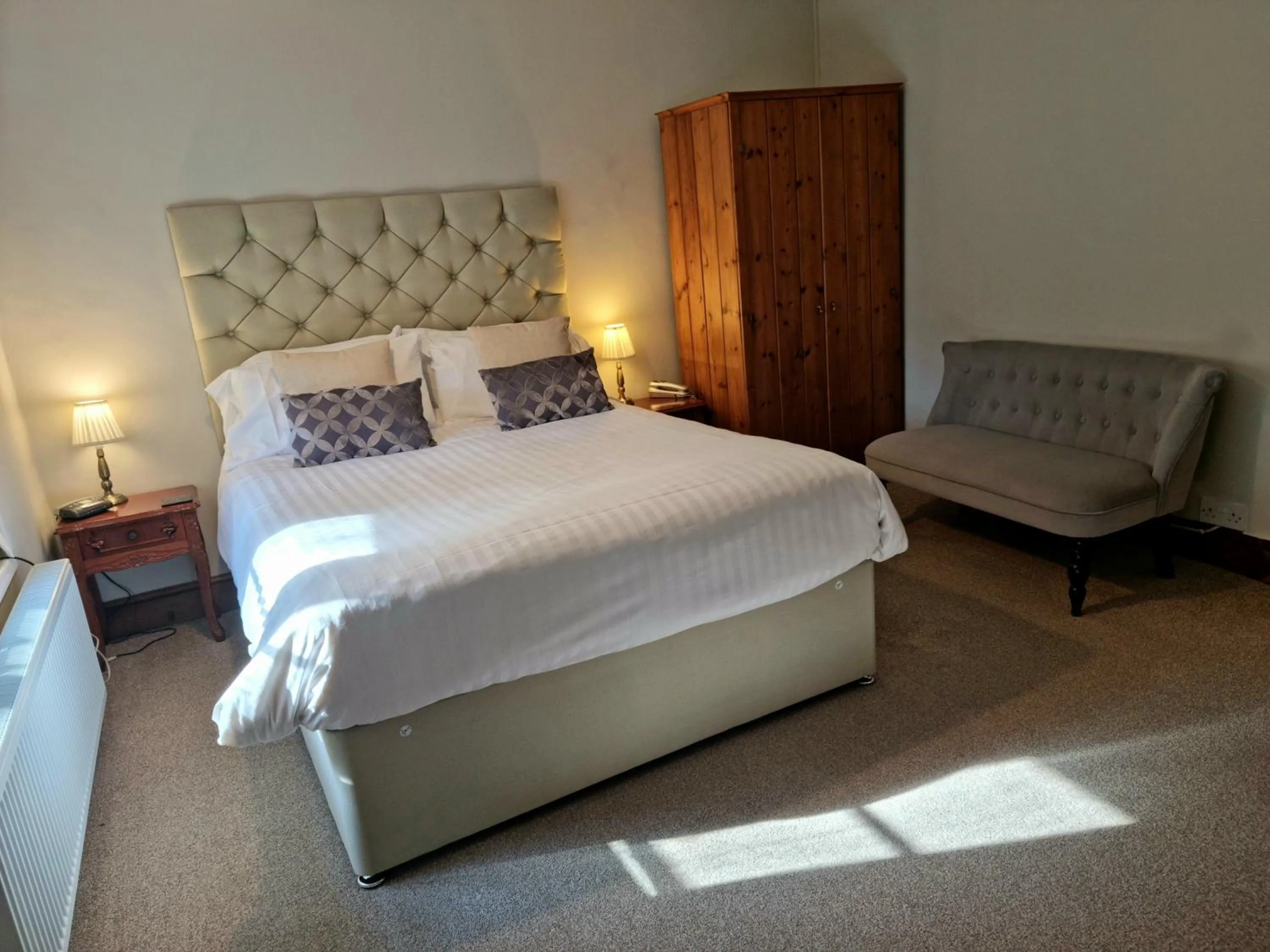 Bedroom, Bed in Collaven Manor