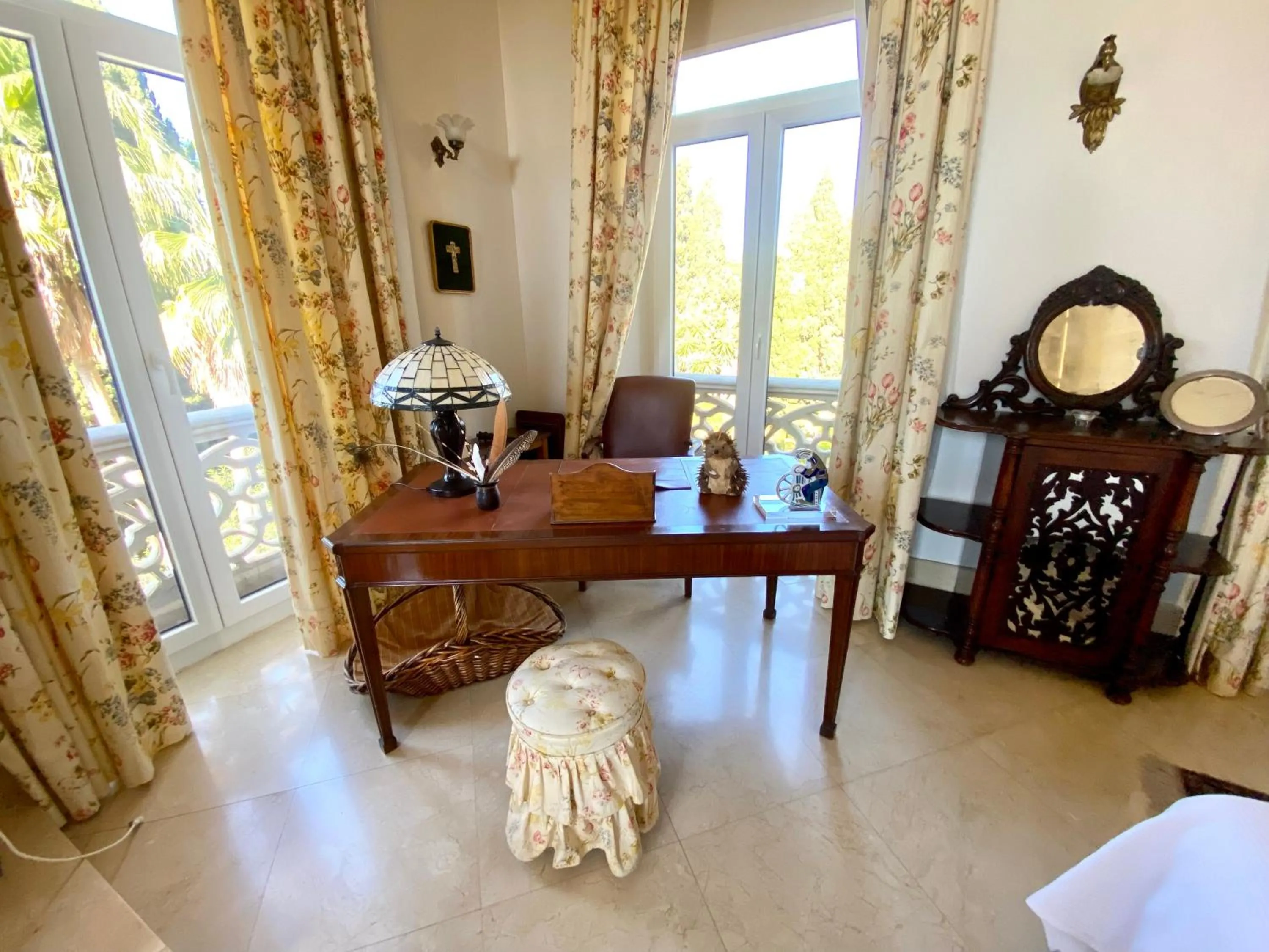 Seating area in Casa de los Bates