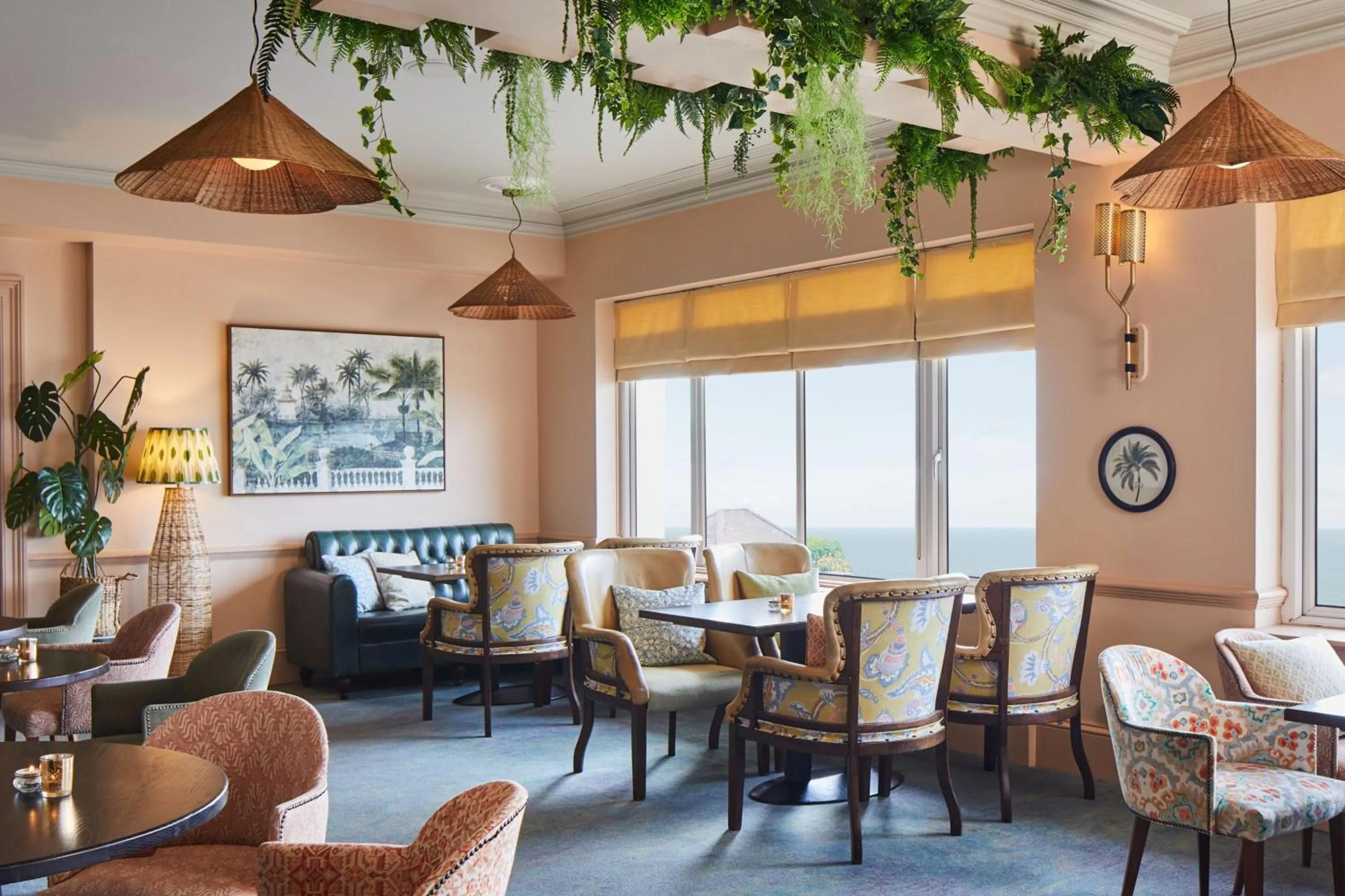 Lounge or bar in Bournemouth Highcliff Marriott Hotel