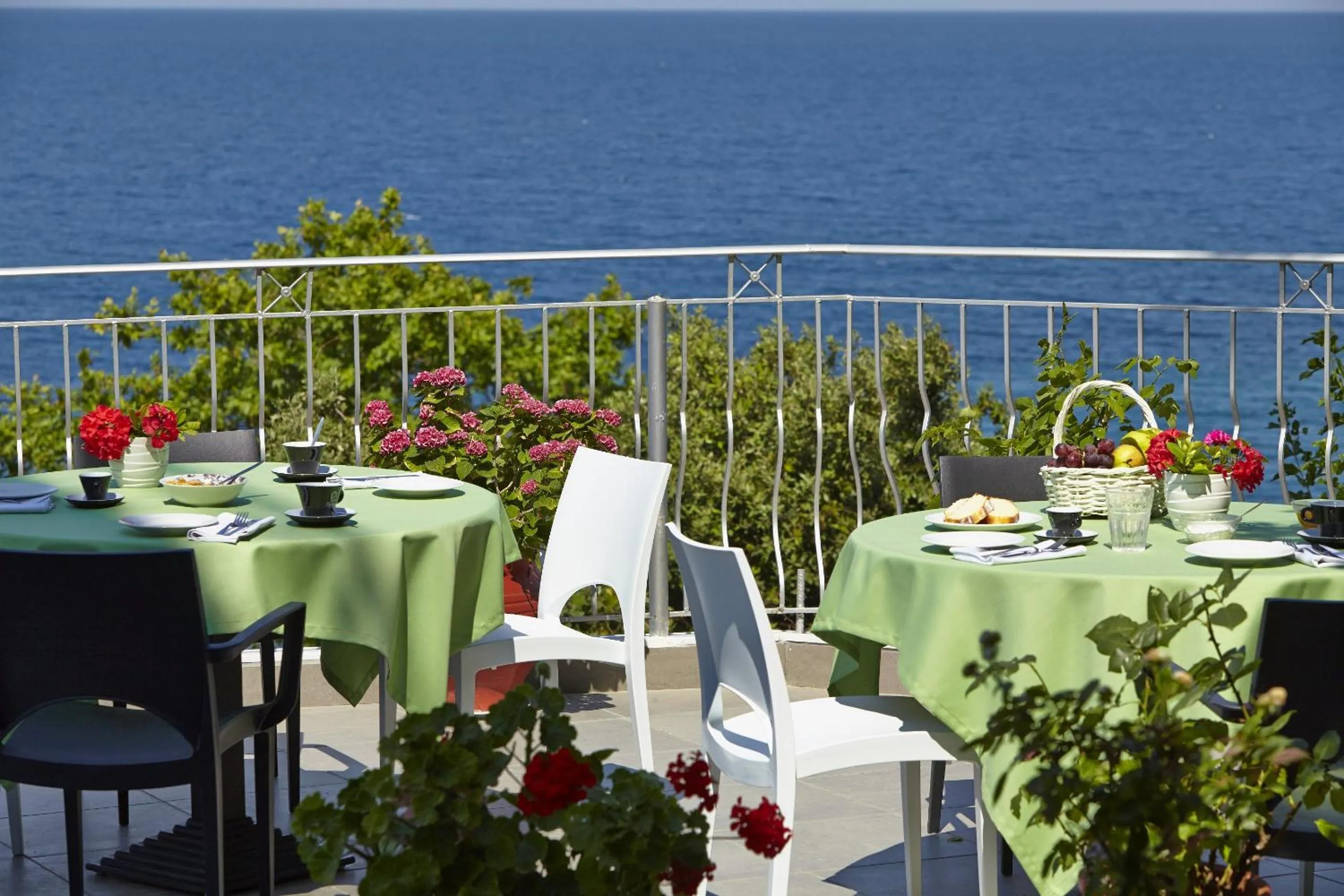 Restaurant/places to eat in Hotel Alkyonis
