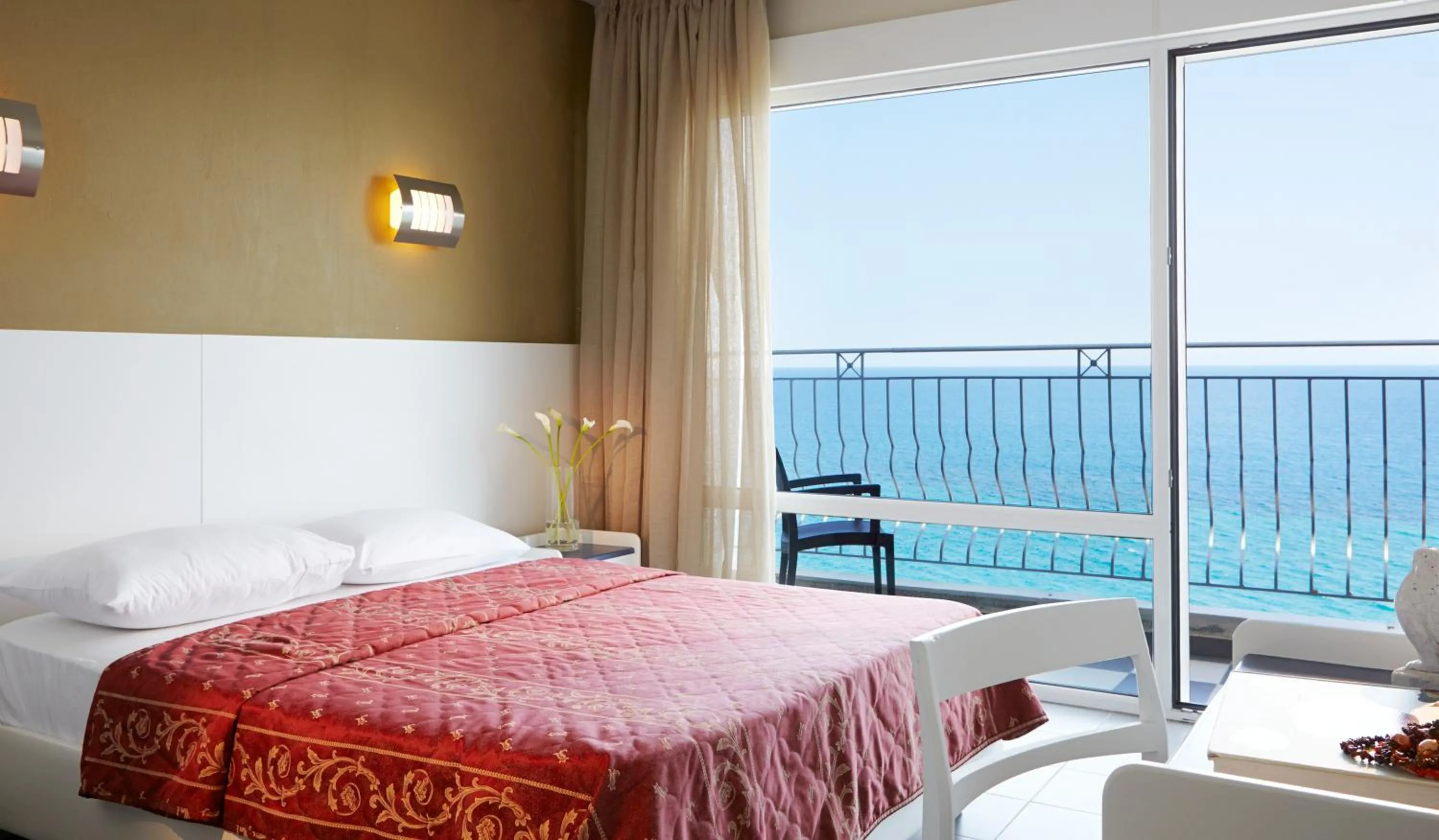 Bed in Hotel Alkyonis