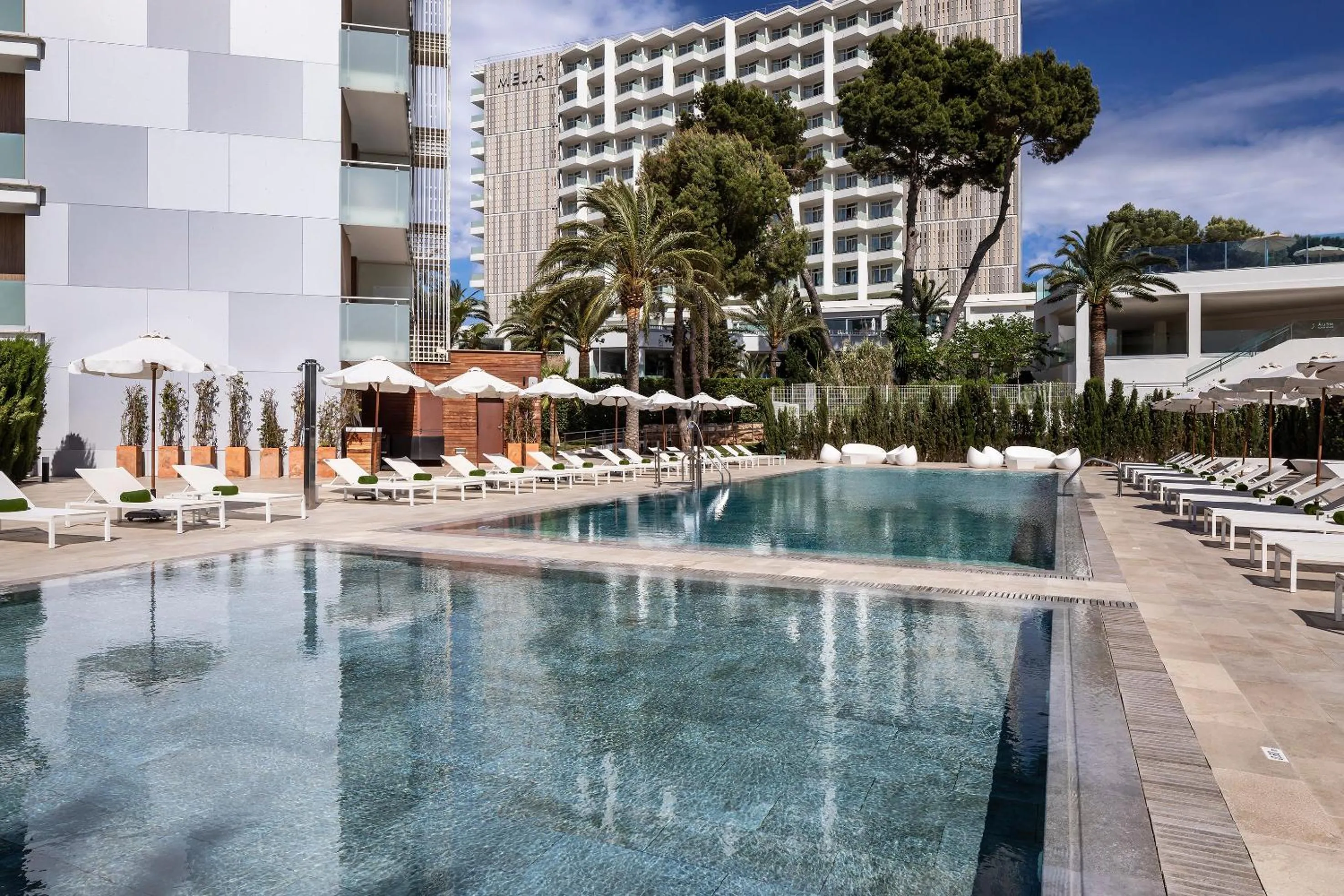 Swimming pool in Meliá South Beach