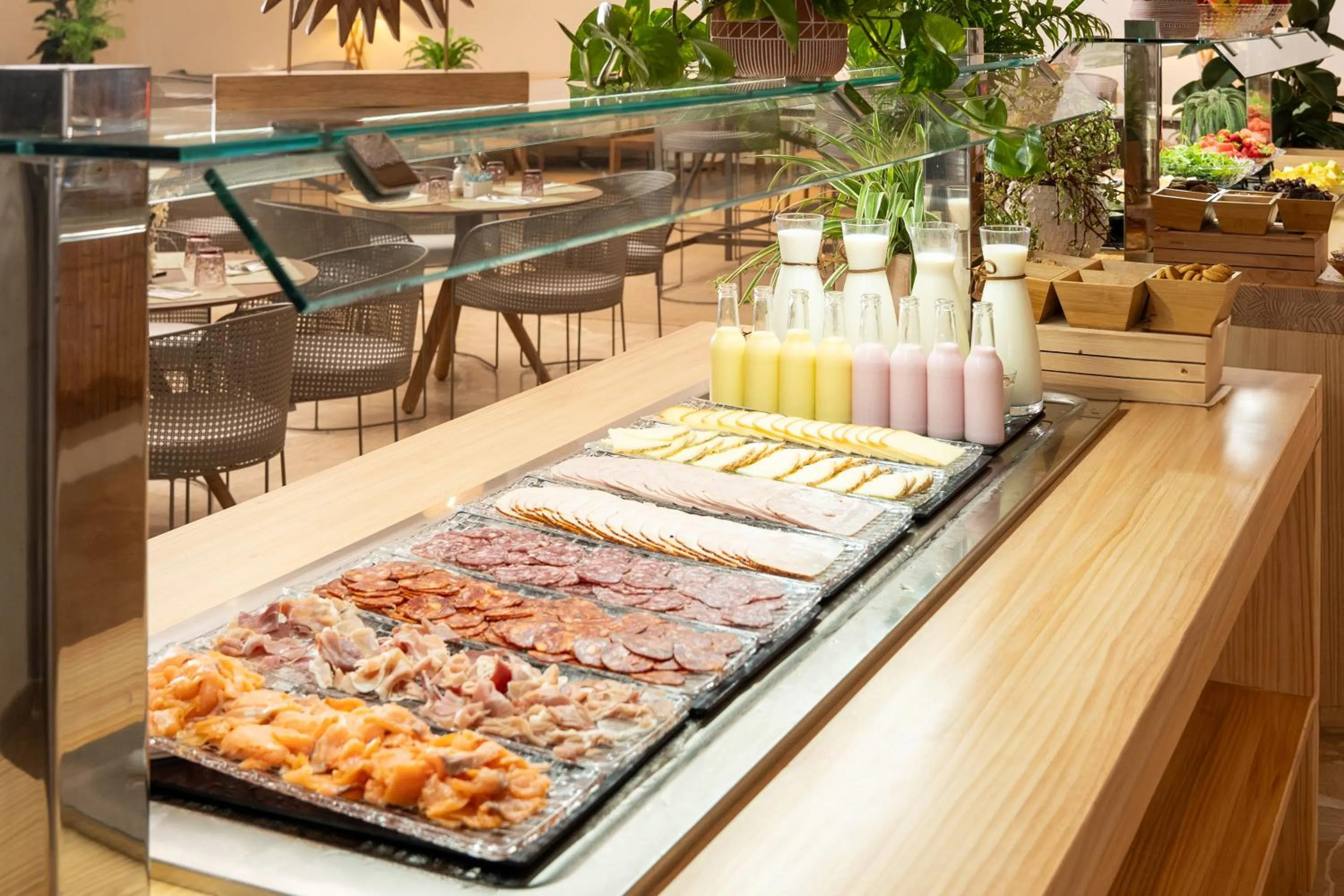 Buffet breakfast in Meliá South Beach
