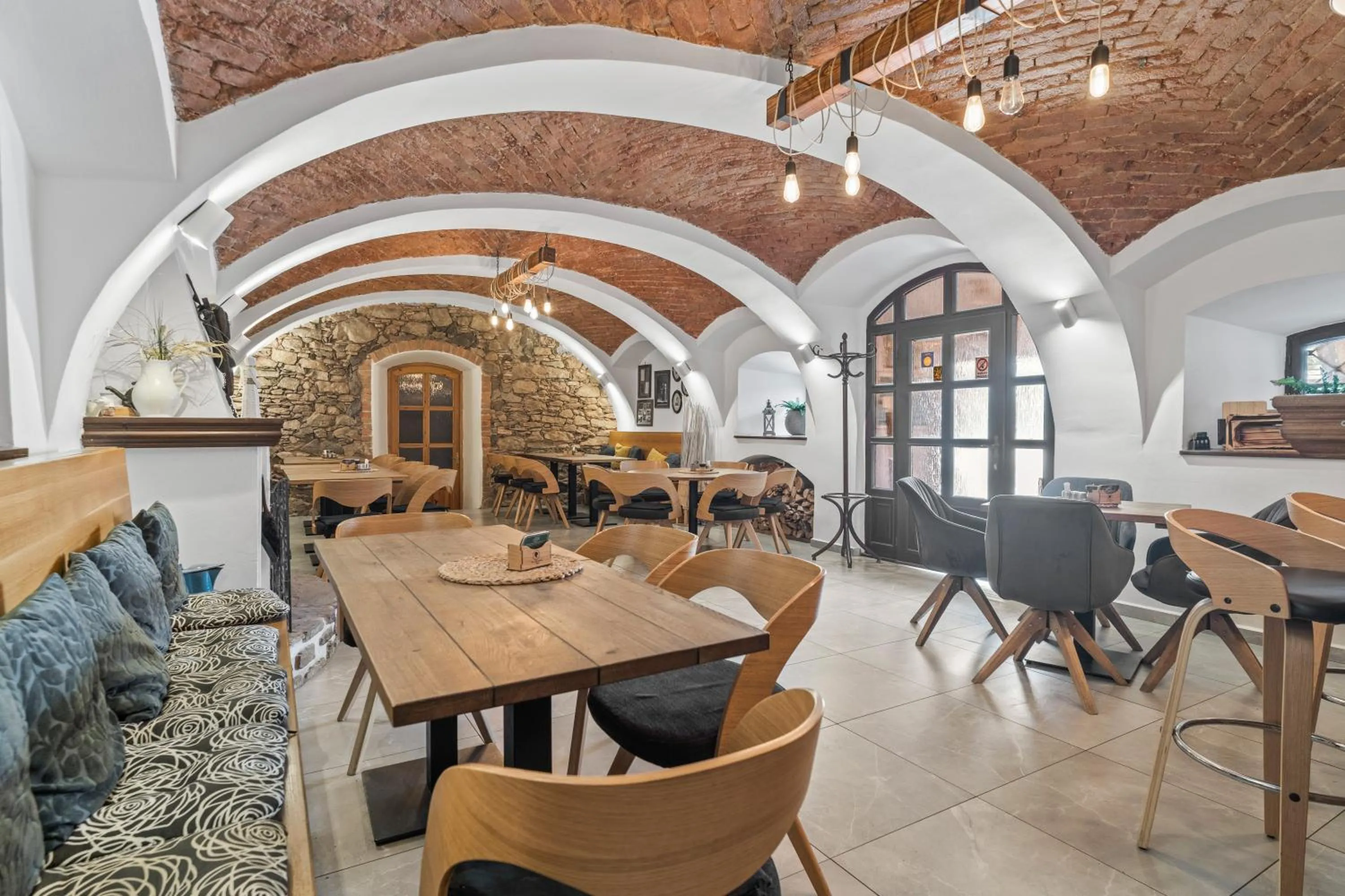 Restaurant/places to eat in Pension Regina