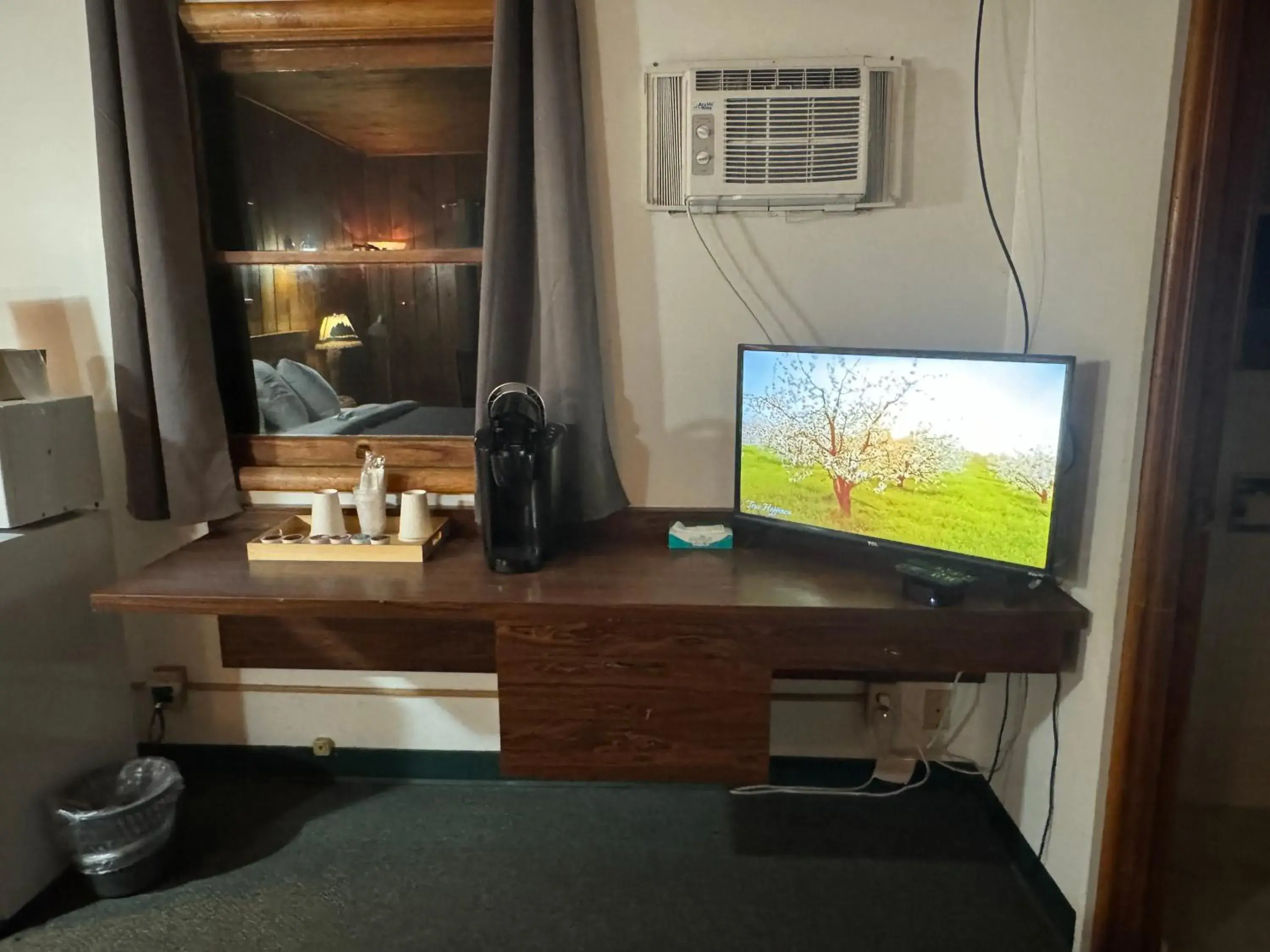 Budget Double Room in Kootenai Valley Motel Budget Double Room in Kootenai Valley Motel