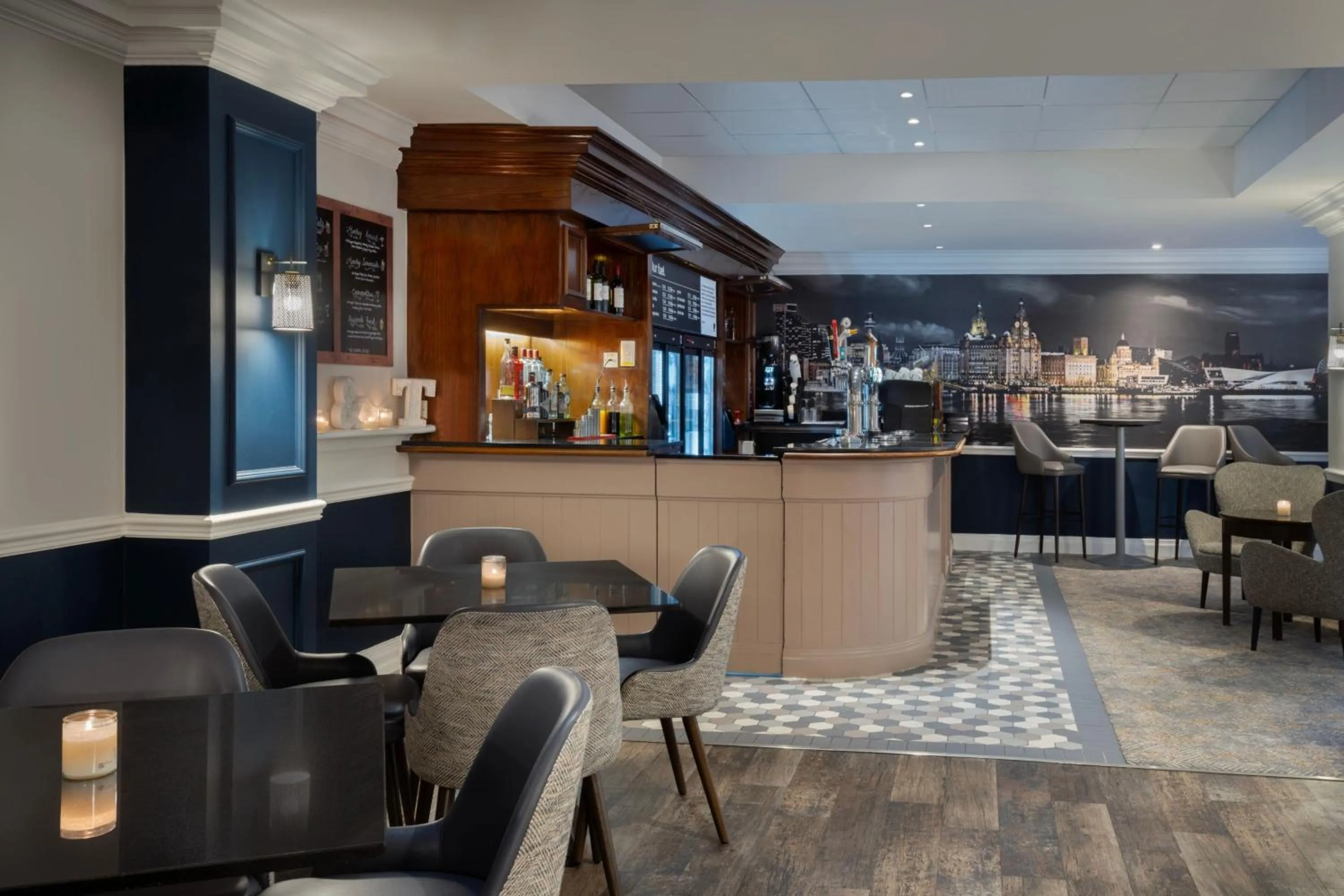 Lounge or bar in Delta Hotels by Marriott Liverpool City Centre