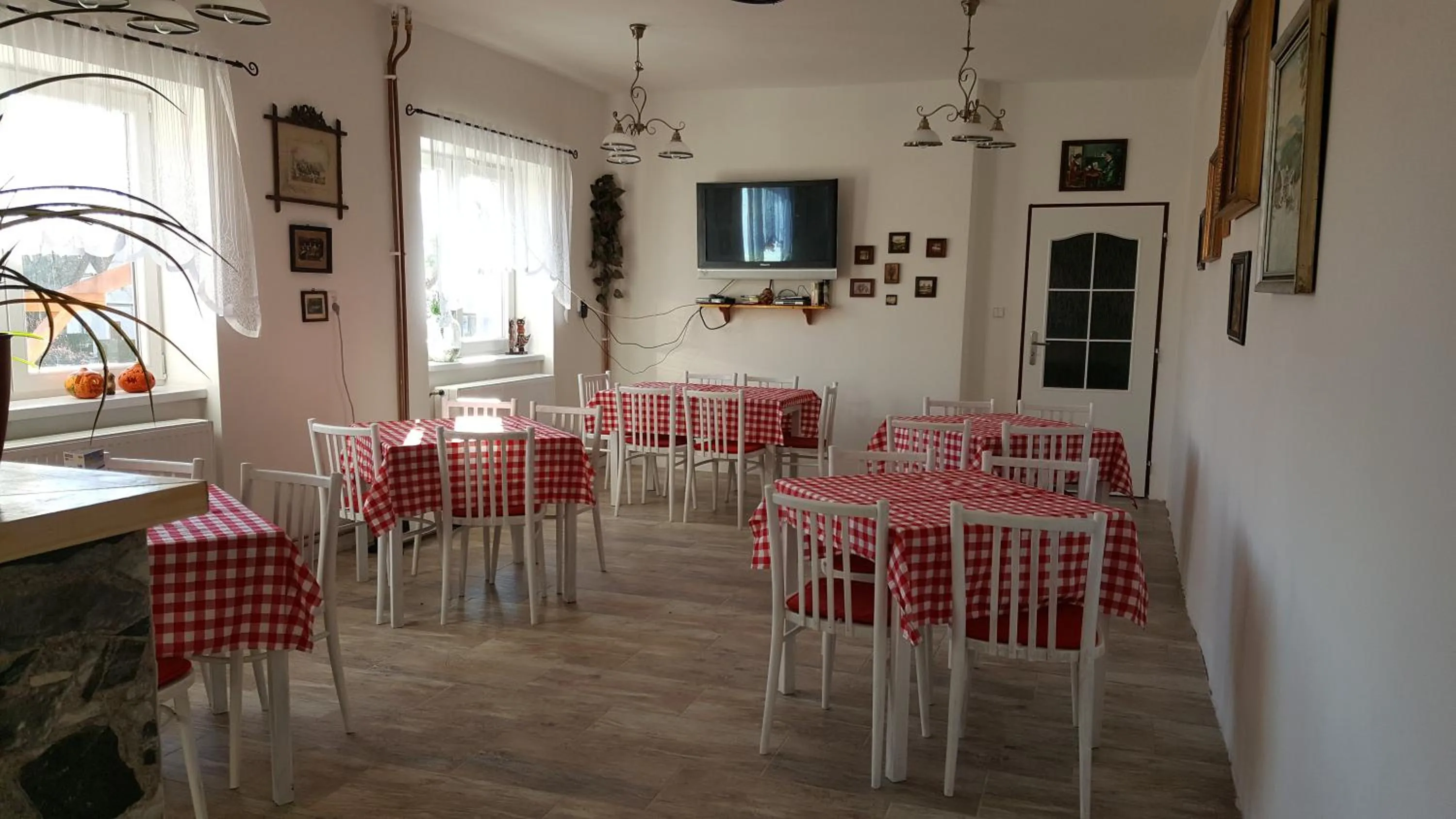 Restaurant/places to eat in Penzion-Na Navsi