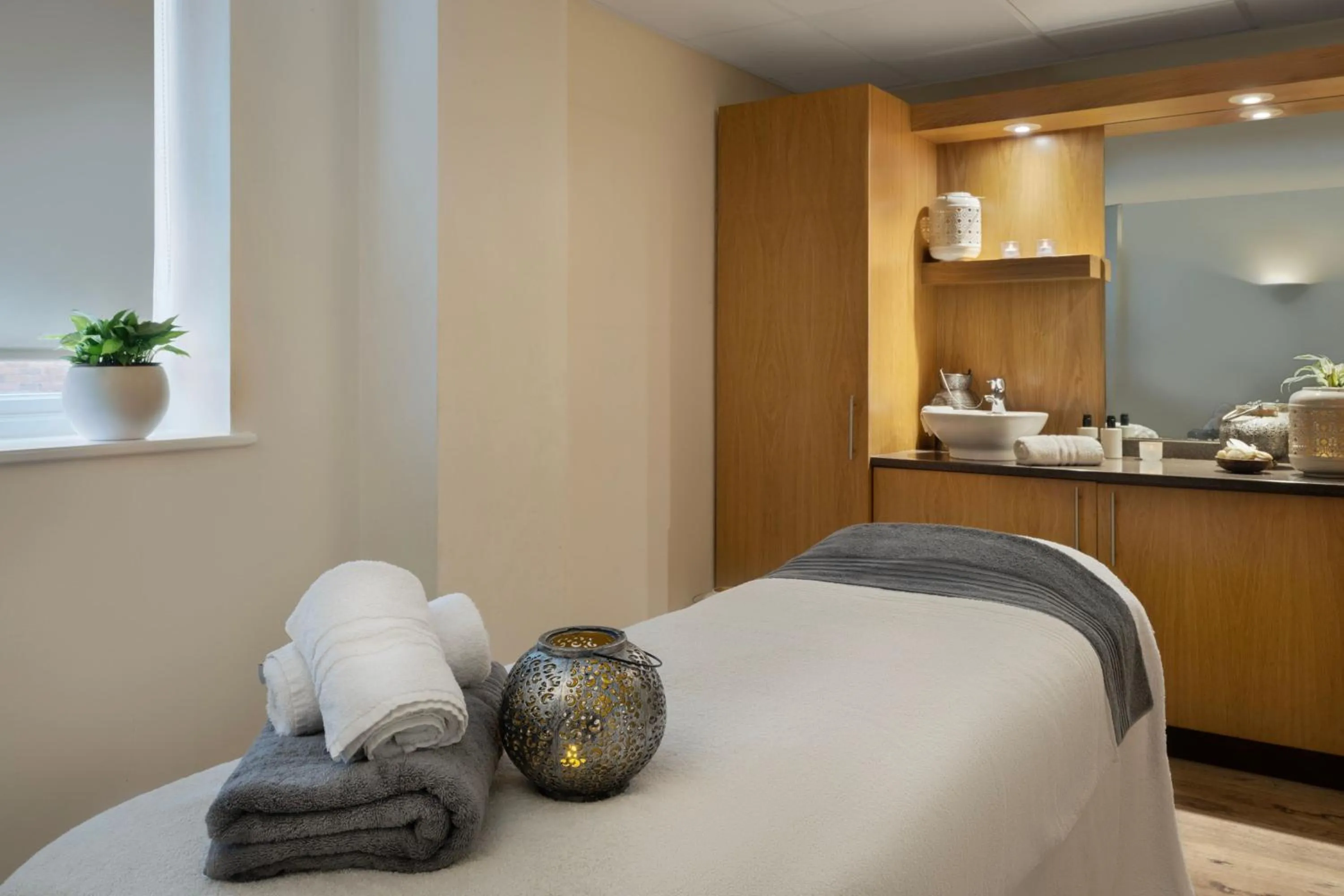 Spa and wellness centre/facilities, Bed in Delta Hotels by Marriott Worsley Park Country Club