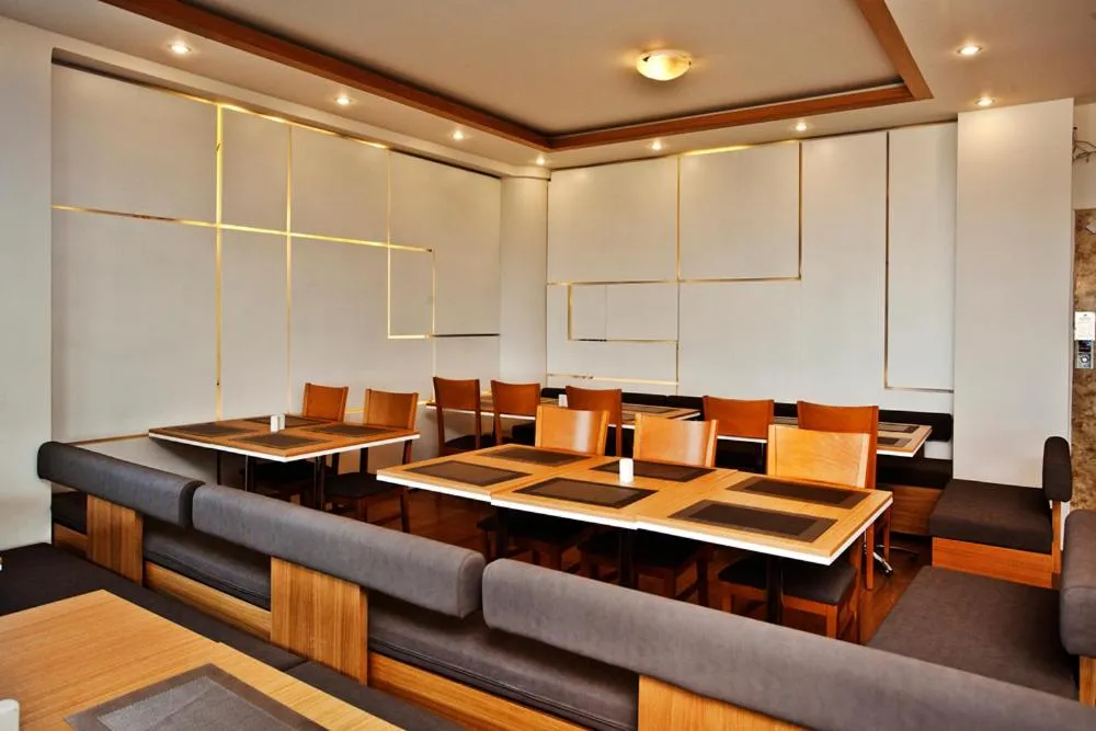 Restaurant/places to eat in Maleme Mare