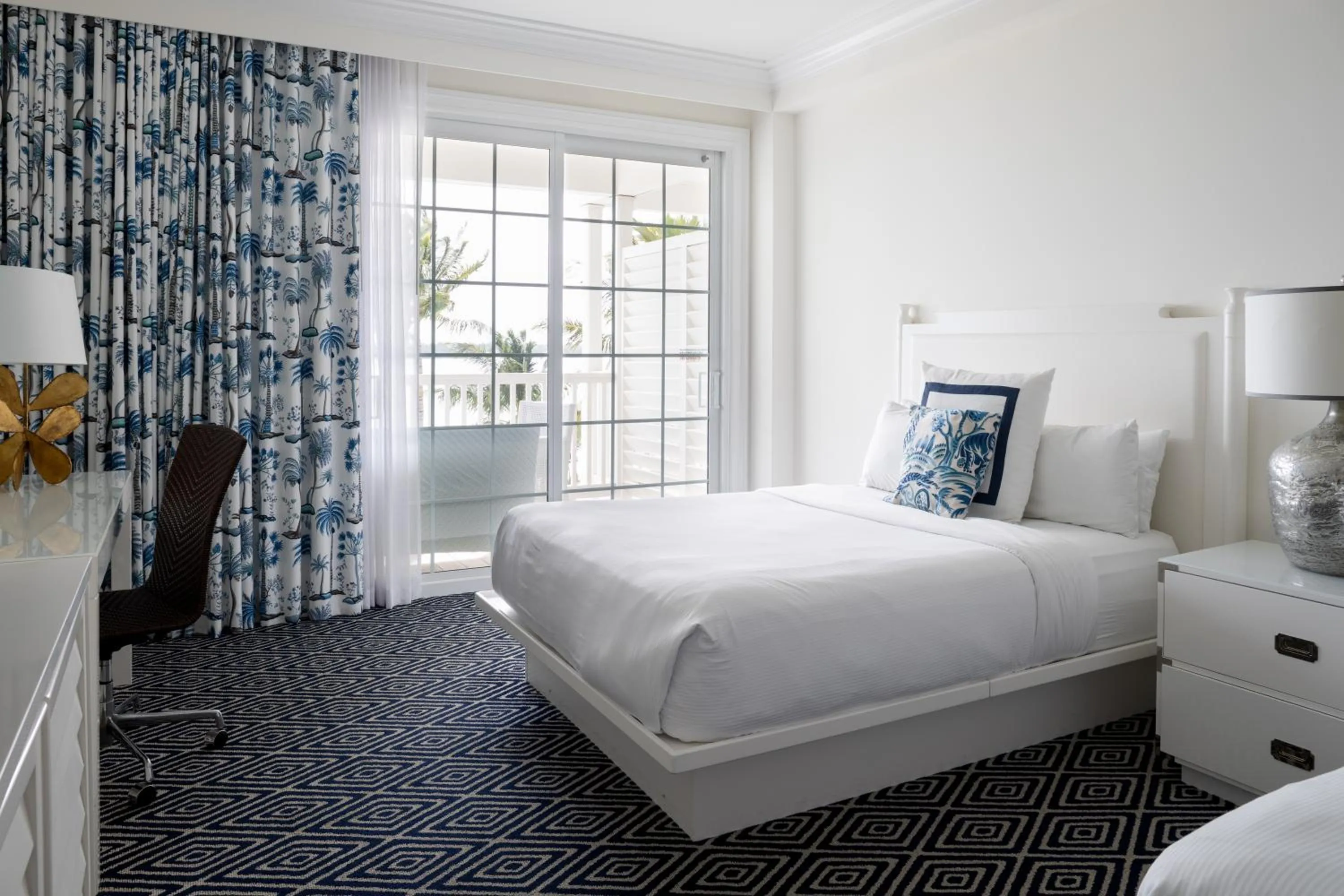 Shower, Bed in Isla Bella Beach Resort & Spa - Florida Keys